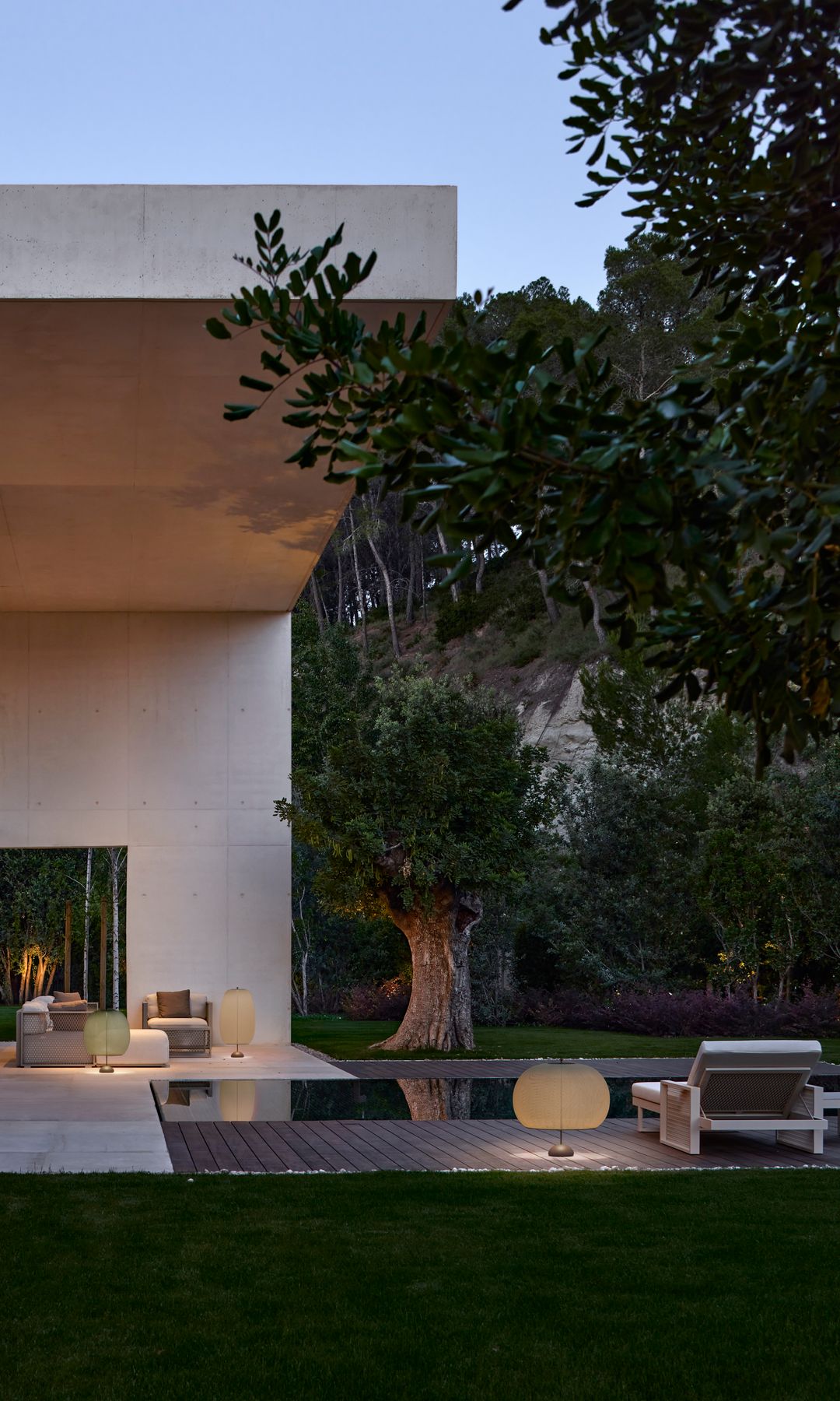 Jardín con piscina e iluminación de Vibia