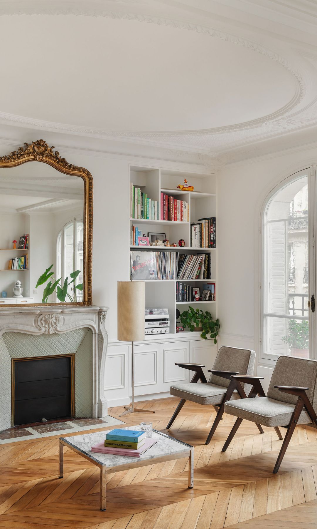 Salón parisino con chimenea