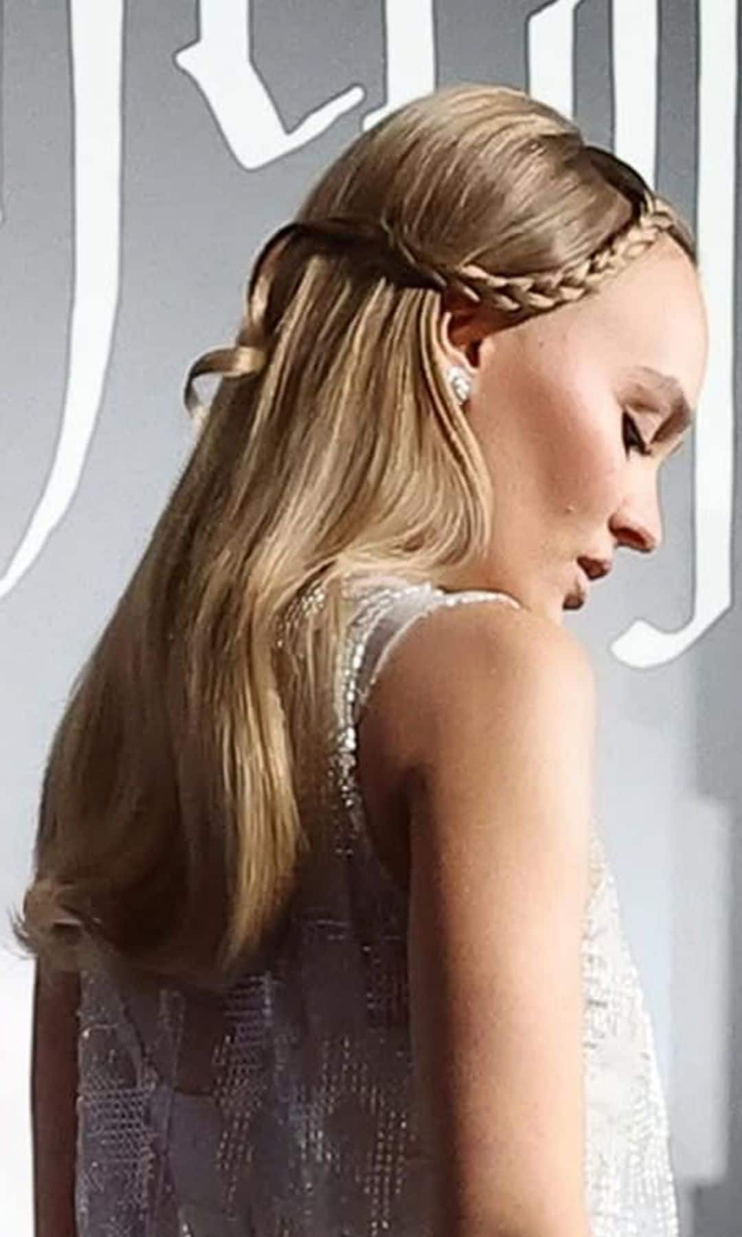 Lily Rose Depp con recogido romántico