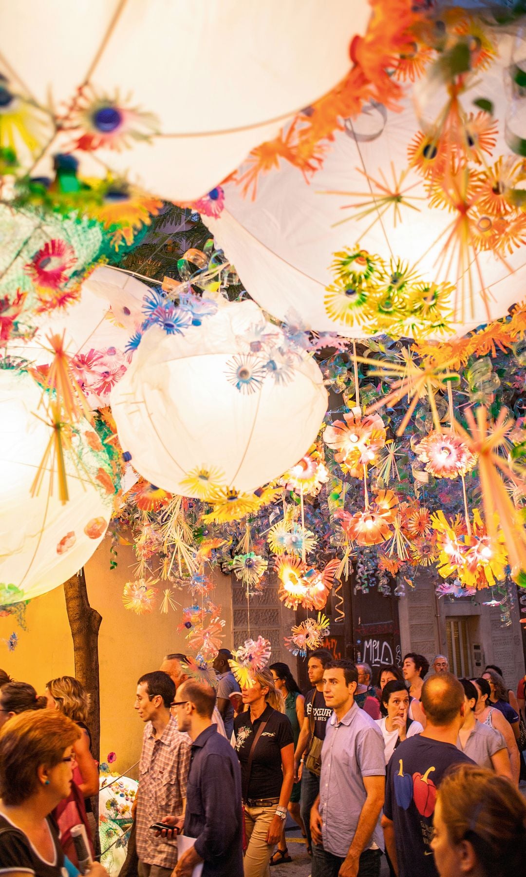 Calle Joan Blanques decorada en el festival de Gràcia en Barcelona