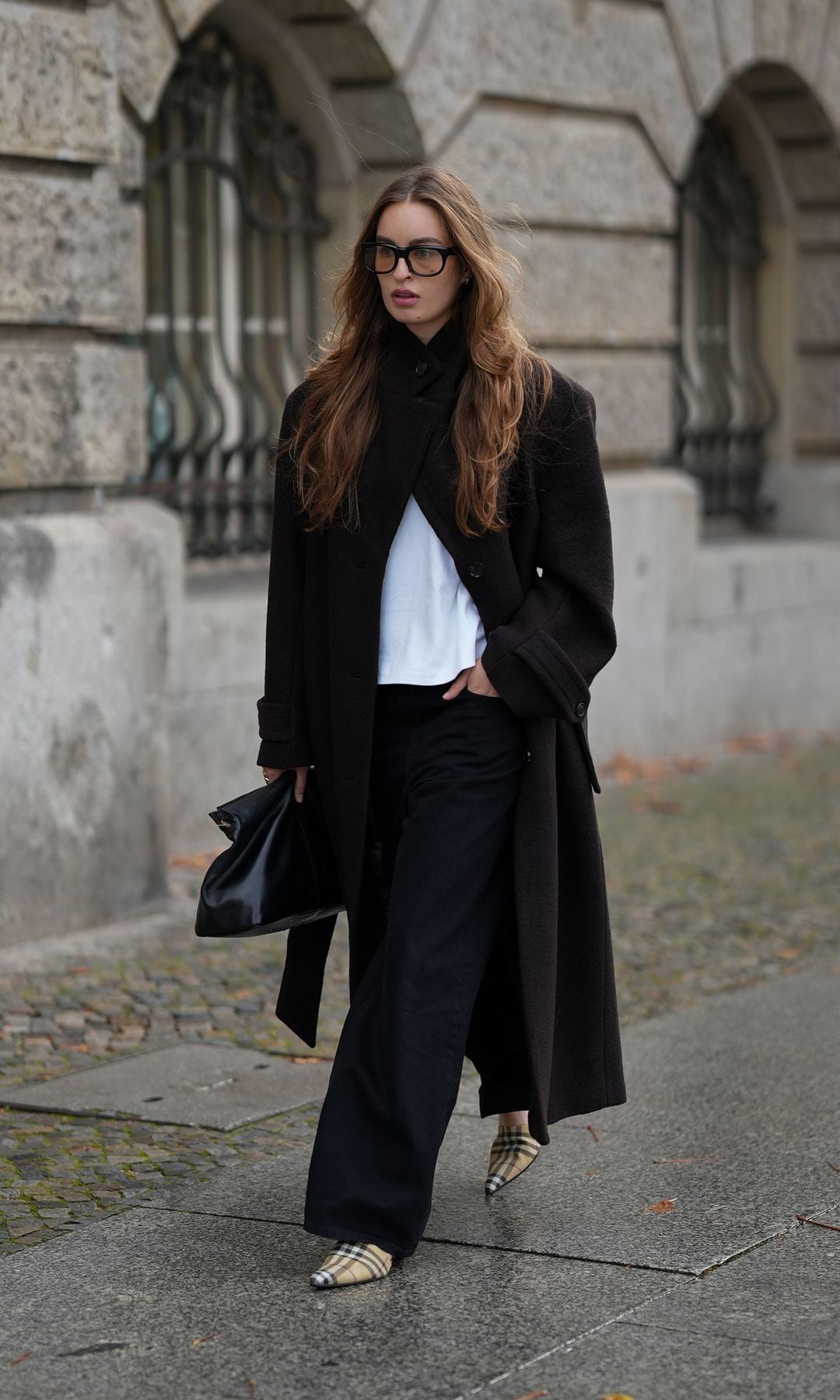 Los abrigos largos NO te hacen más bajita si llevas estos vaqueros como Olivia Palermo