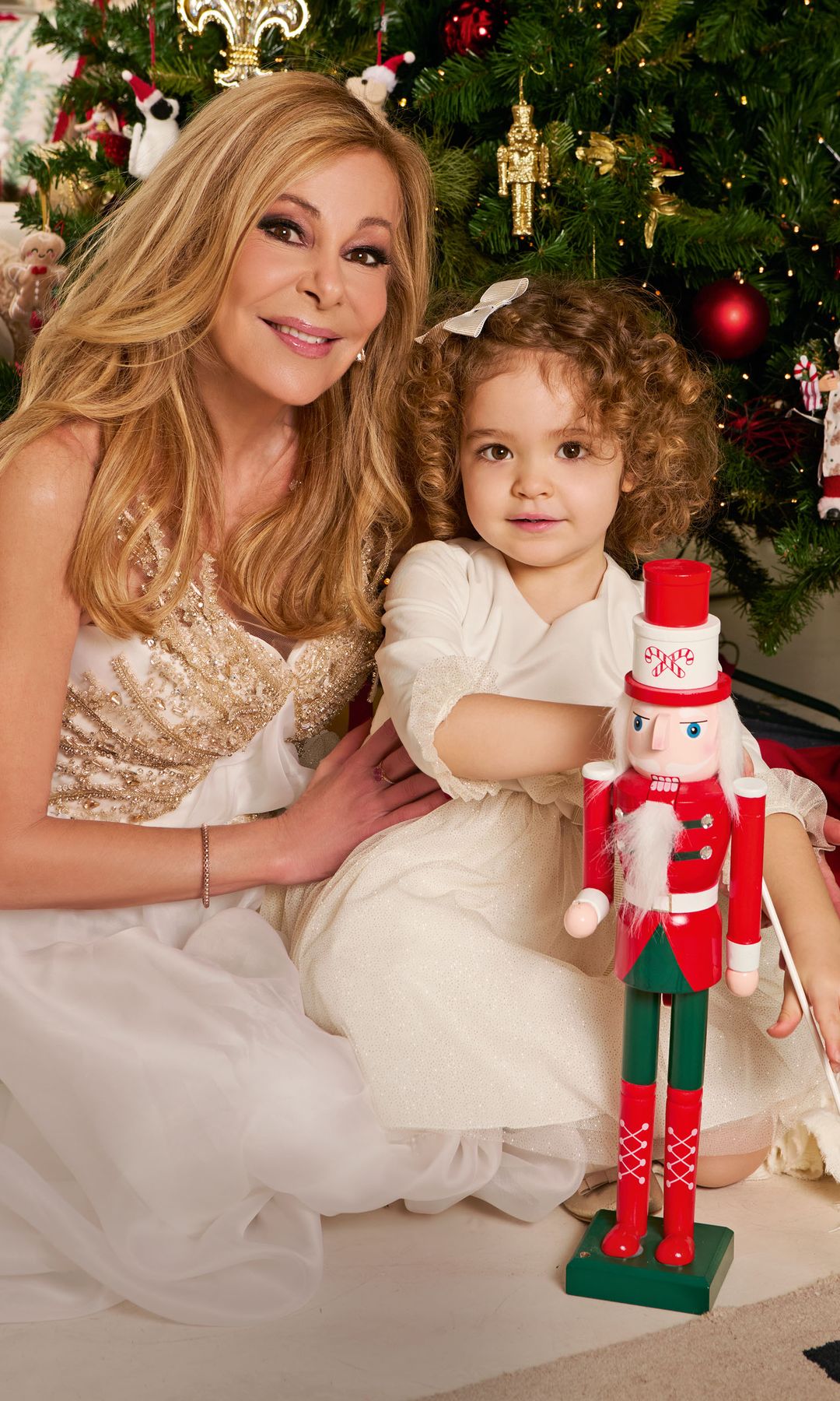 Ana Obregón con su nieta, jugando con los juguetes navideños y el árbol