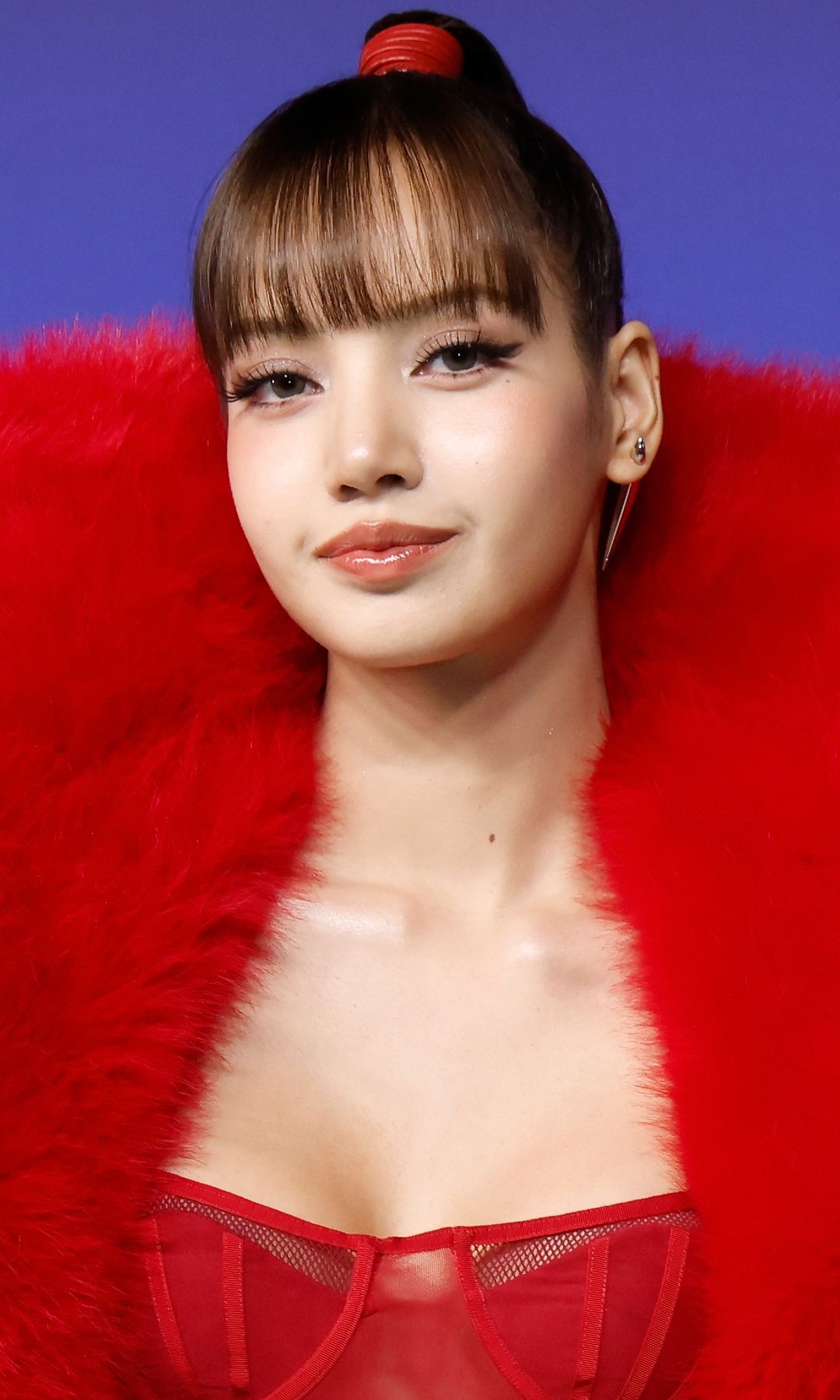 Lisa en los MTV VMAs con abrigo rojo
