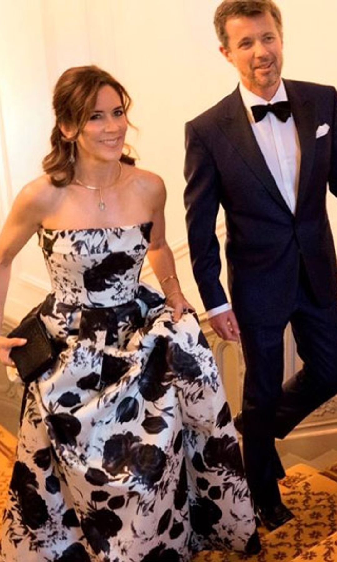 Mary de Dinamarca durante el aniversario de su fundación, en septiembre de 2017, cuando estrenó un espectacular vestido largo de flores en blanco y negro, con escote palabra de honor.