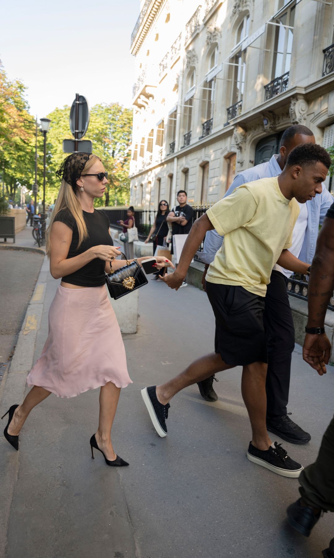 Kylian Mbappé y Ester Expósito de compras en Francia
