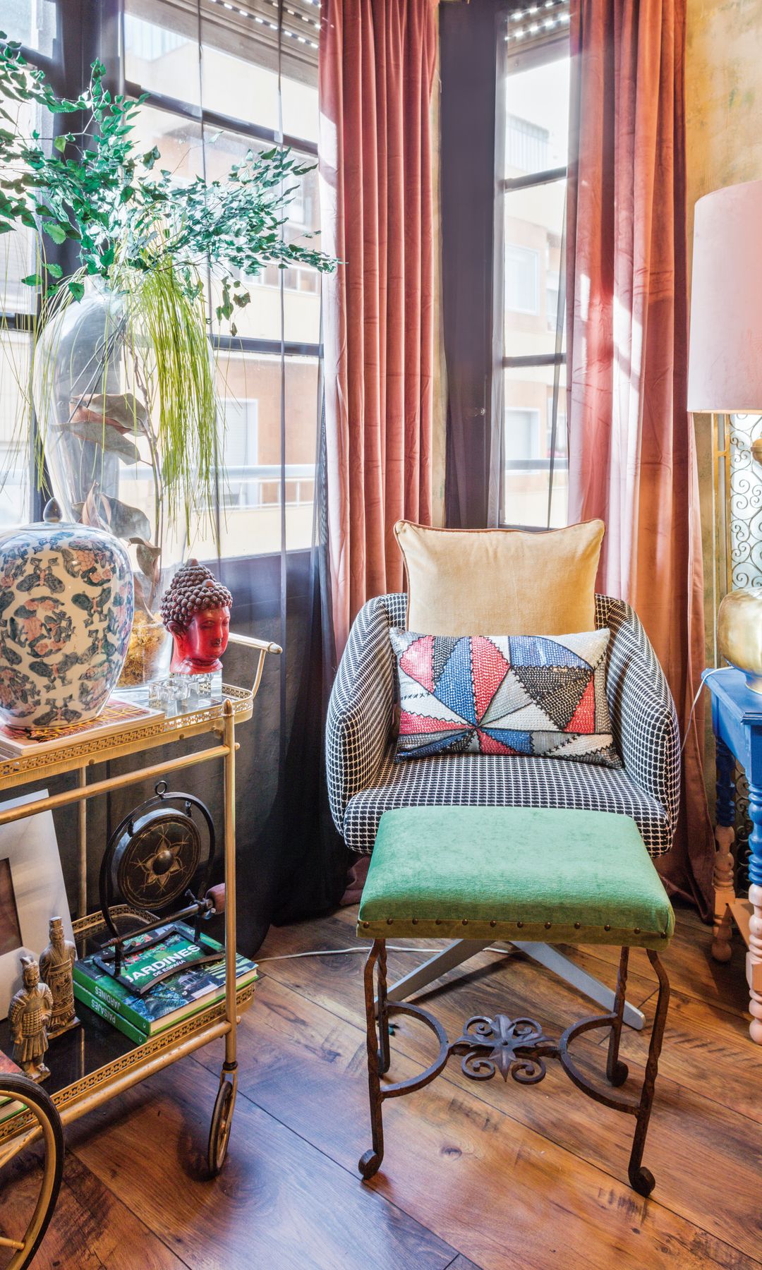 Carrito auxiliar en rincón de lectura