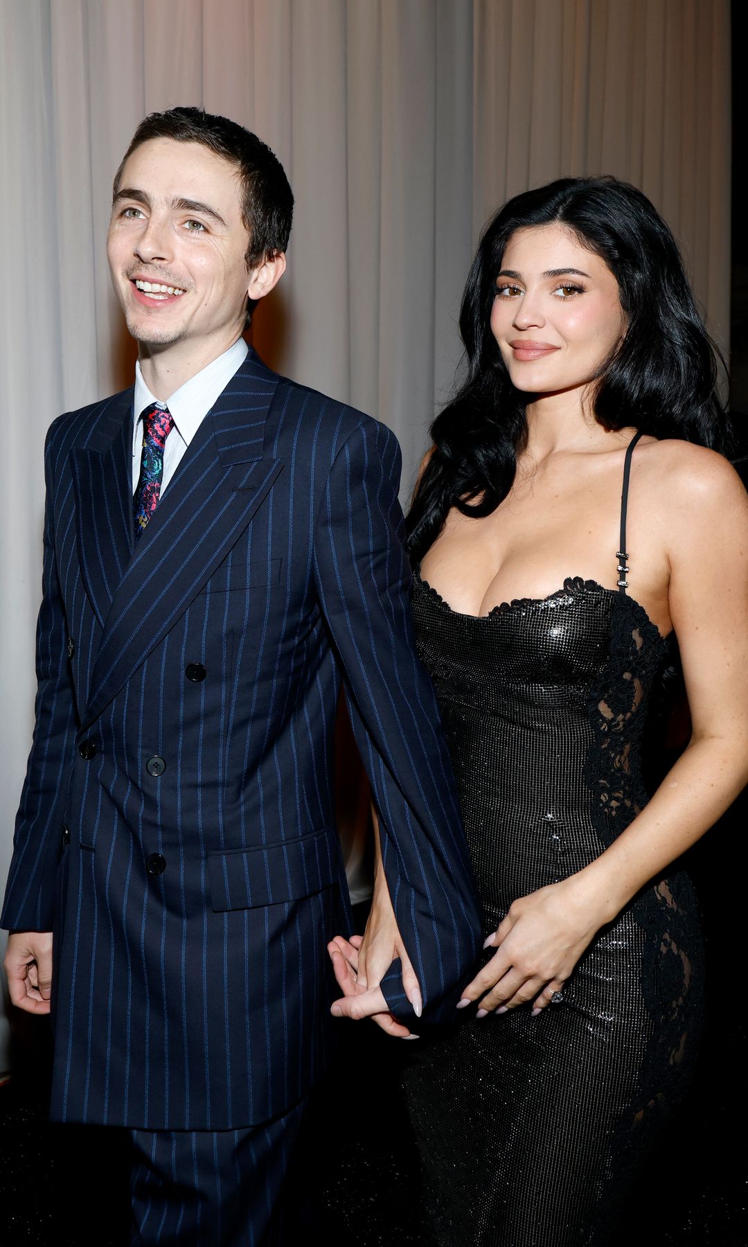 La feliz pareja se dejo ver muy enamorada durante la premiación.