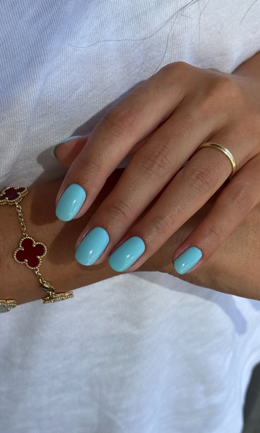 Manicura azul turquesa