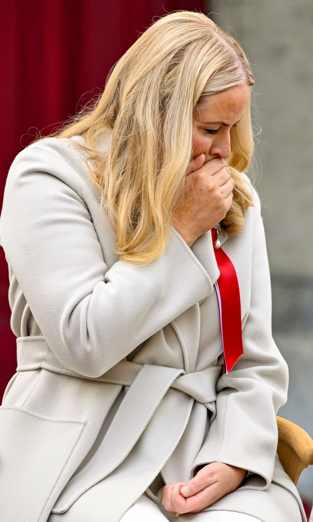 La tos puso en un aprieto a la princesa Mette-Marit