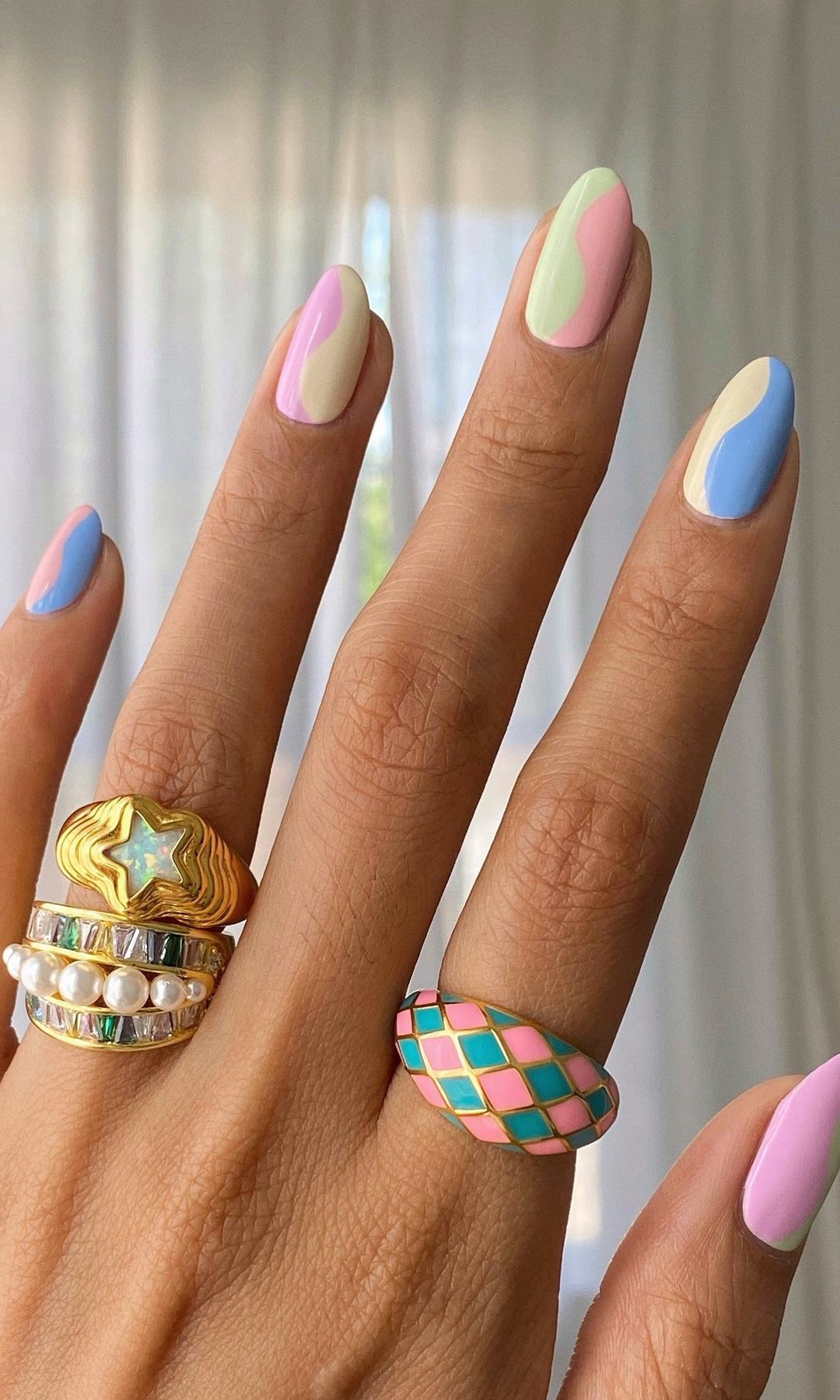 Manicura color pastel doble