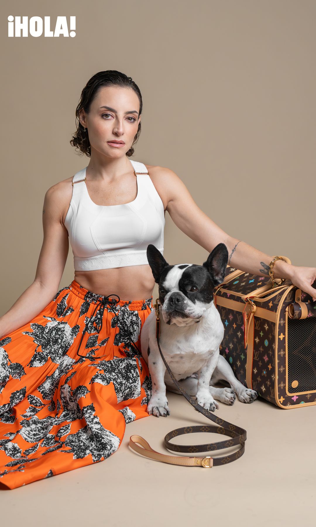 Los estampados vibrantes también son protagonistas en la colección Pre-Fall 2025 de Louis Vuitton. En esta imagen, Marimar posa con crop-top y maxifalda, mientras Chata deslumbra junto a una carry-on para mascotas de la firma.