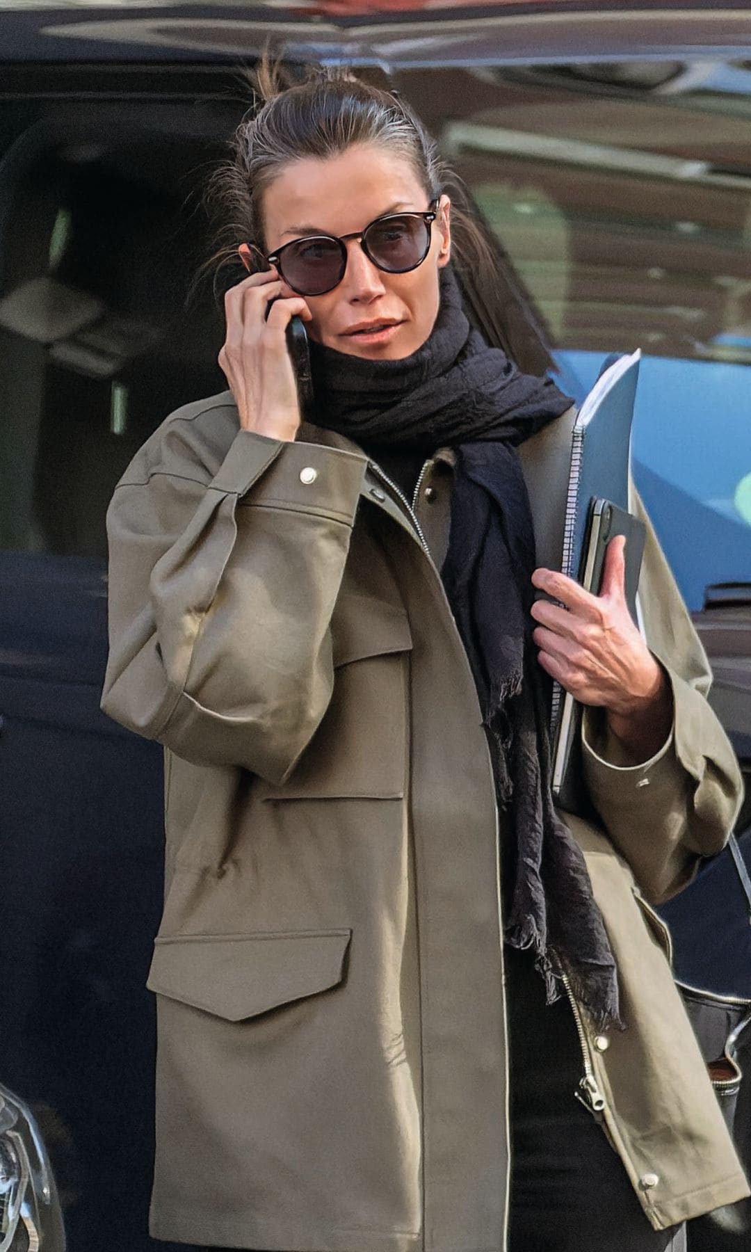 La reina Letizia hablando por teléfono y con la tablet en la mano