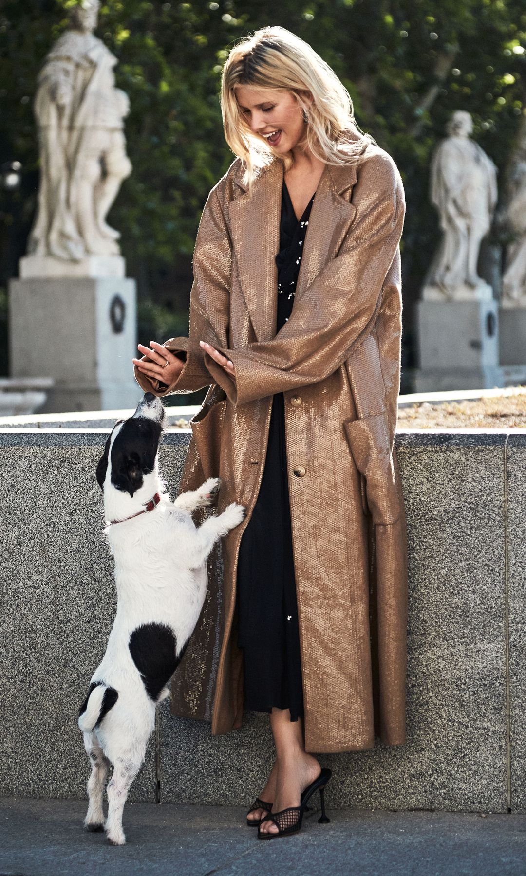 La tendencia «oversize» que arrasó la temporada pasada, parece que ha llegado para quedarse. En la imagen, la modelo lleva abrigo XXL de lentejuelas, de Michael Kors Collection, sobre vestido, de Mantù. Como complementos: «mules» con tacón, de Aquazzura, y joyas, de Pomellato