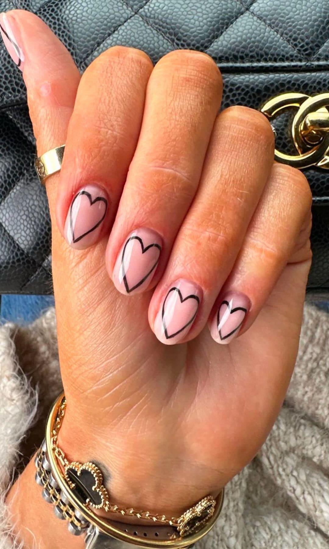 Manicura en forma de corazón