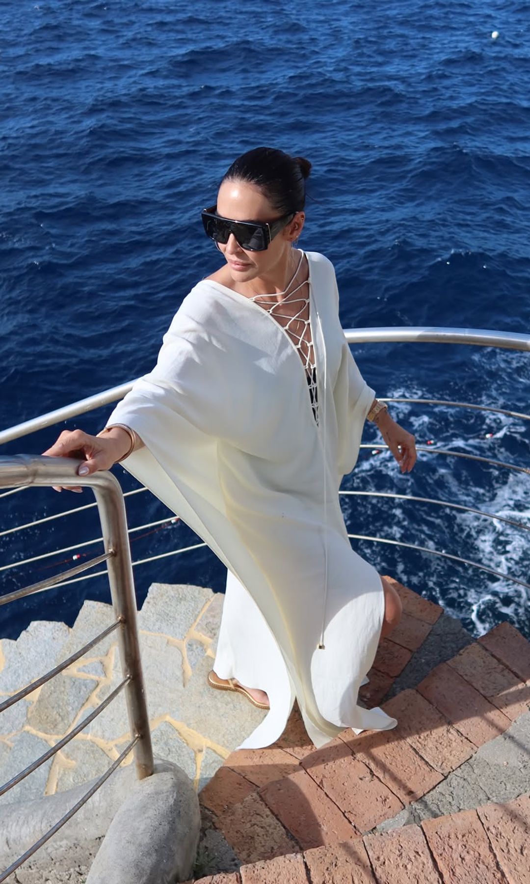 Vicky Martín Berrocal estrena en Capri el caftán blanco que promete convertirse en el gran comodín del verano