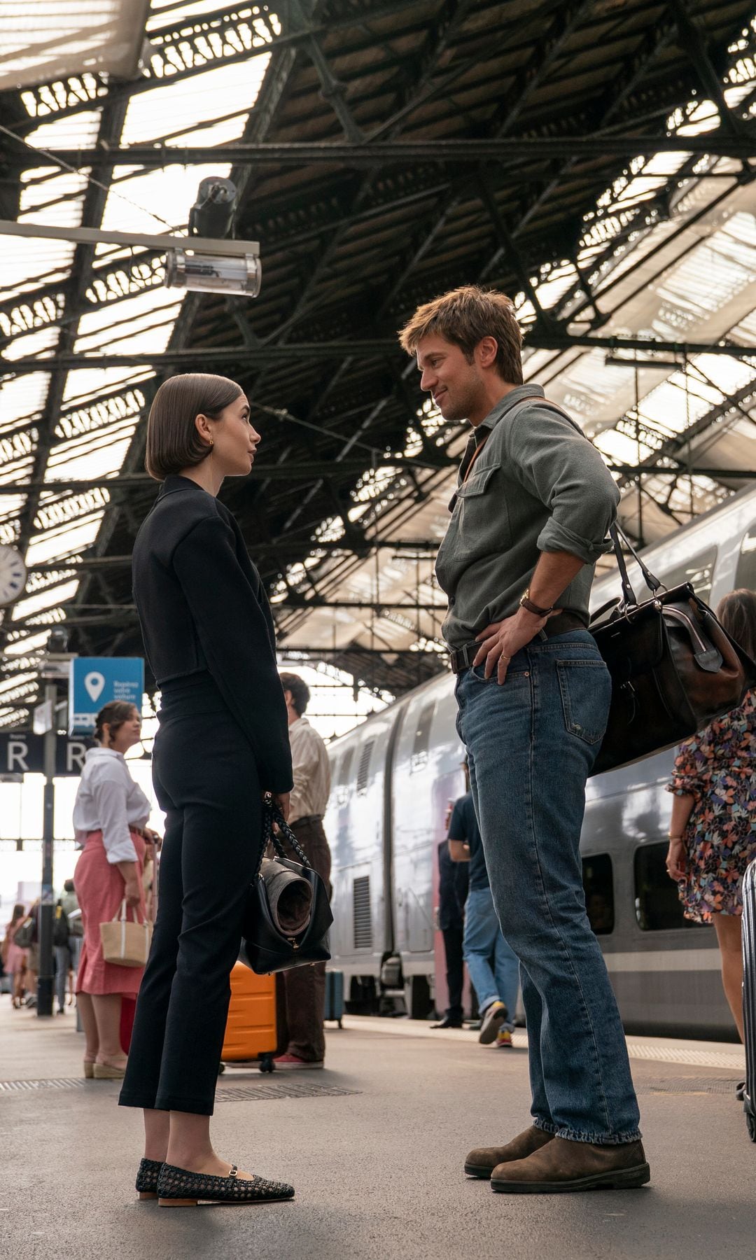 Lily Collins como Emily y Lucas Bravo como Gabriel en Emily en Paris