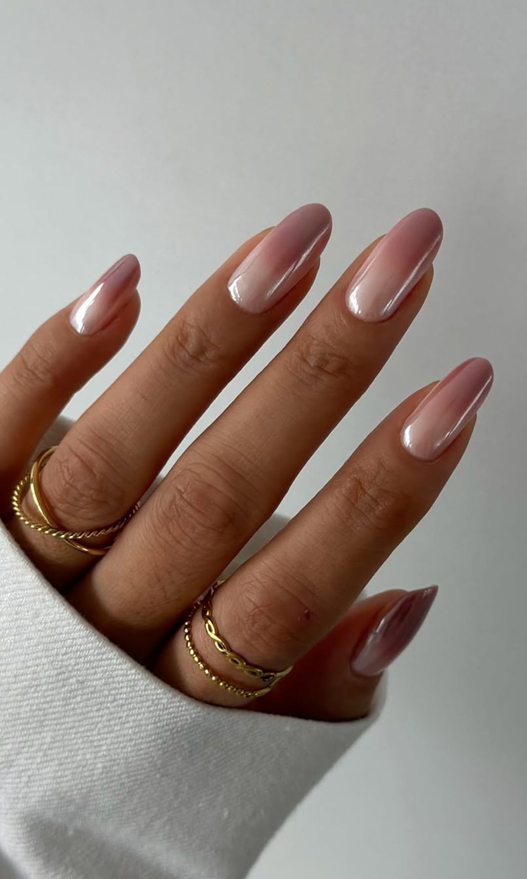 Manicura cromada con efecto degradado en la punta