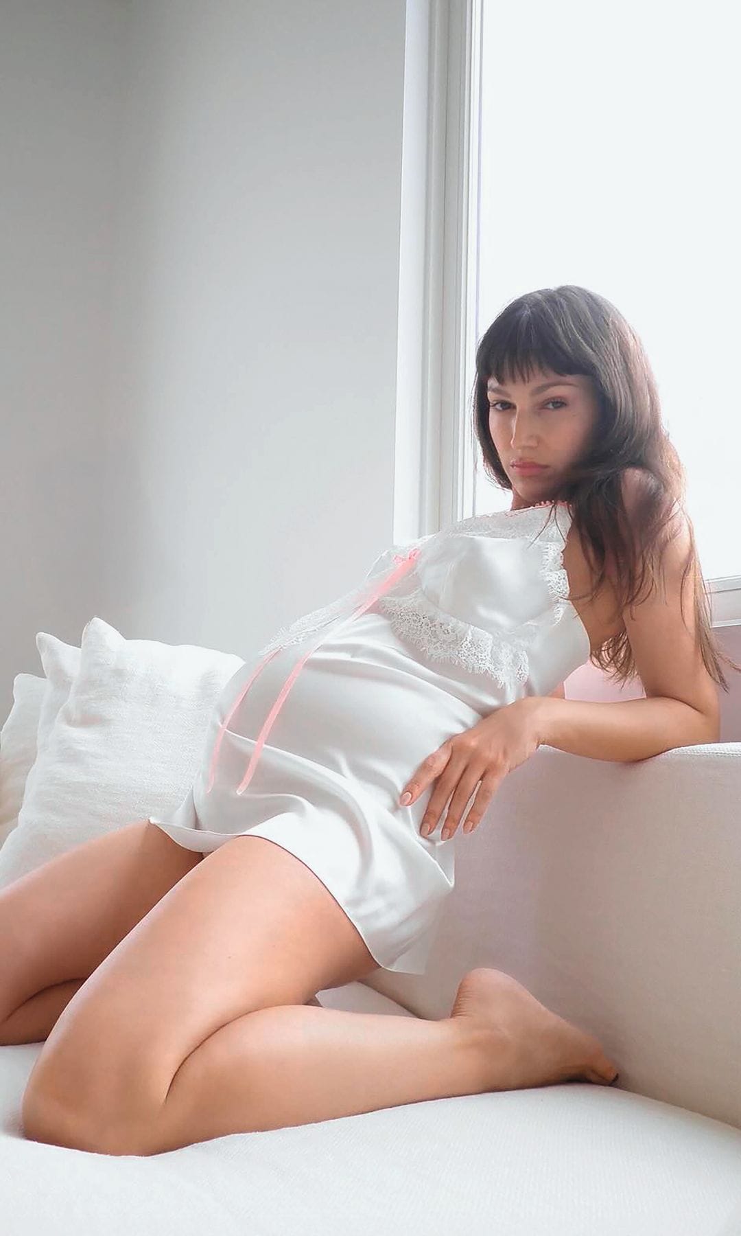 Úrsula Corberó anunció, con ternura y alegría, que será madre por primera vez, compartiendo una imagen que muestra su avanzado estado de gestación