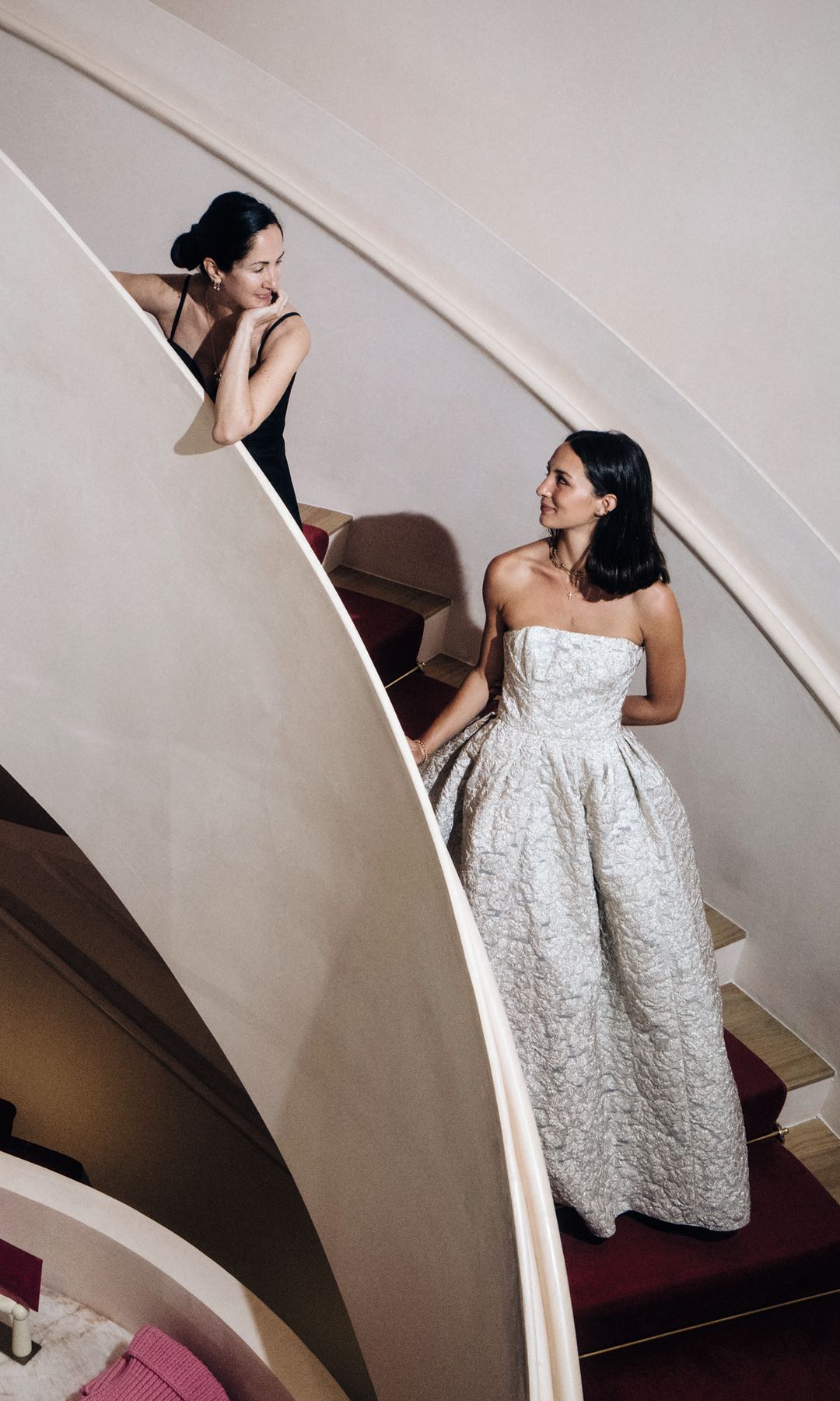 Madre e hija se miran, con una gran admiración mutua, durante las pruebas de vestuario