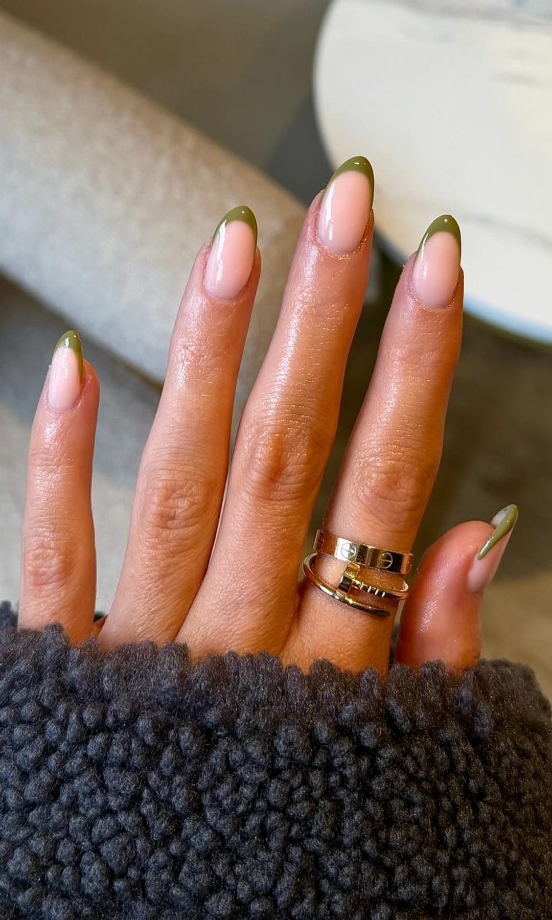 Manicura francesa con línea en verde oliva