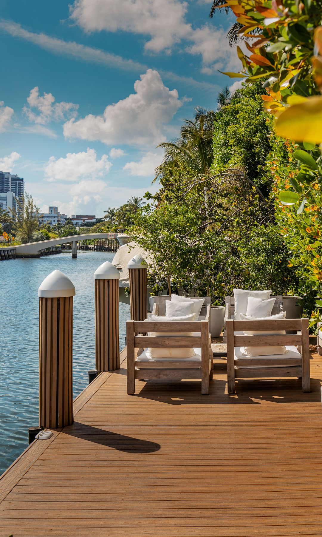 La casa está diseñada para que se pueda disfrutar de la belleza natural de Miami, como el muelle de 19 metros con vistas al horizonte de South Beach. 