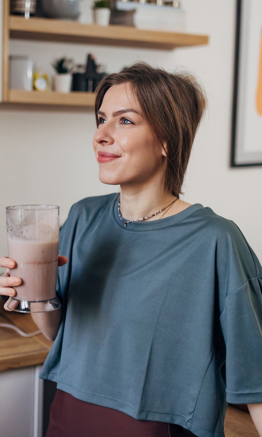 Mujer tomando un batido rosa 