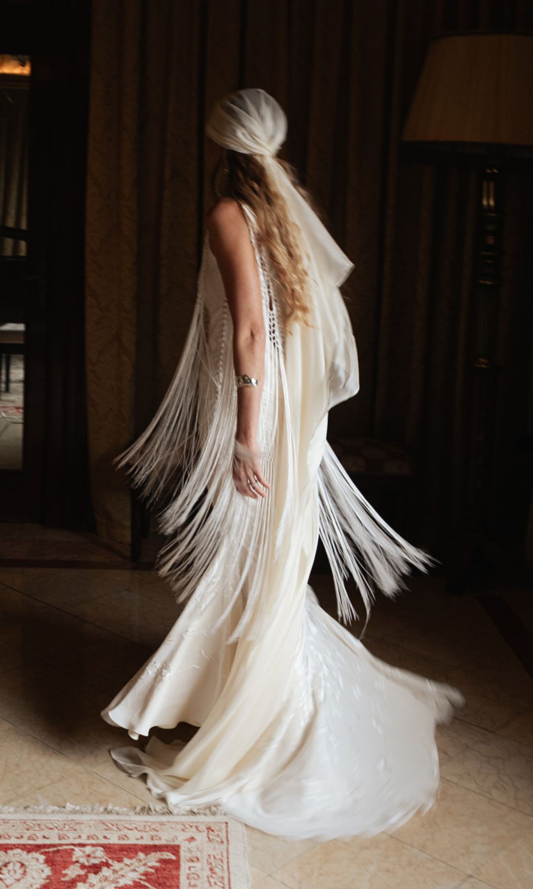 Vestido de novia con flecos