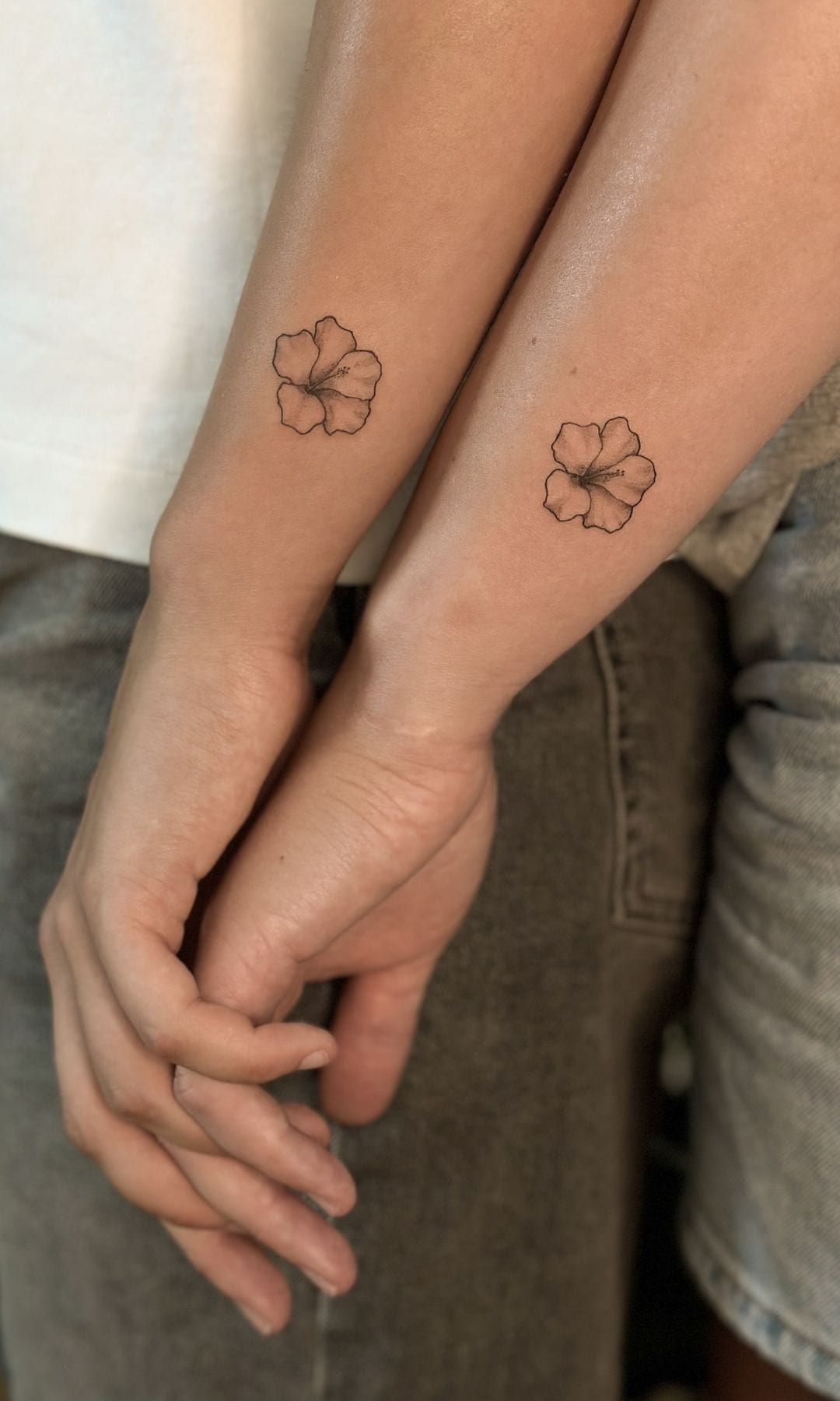 Tatuaje para madre e hija de flor torpical