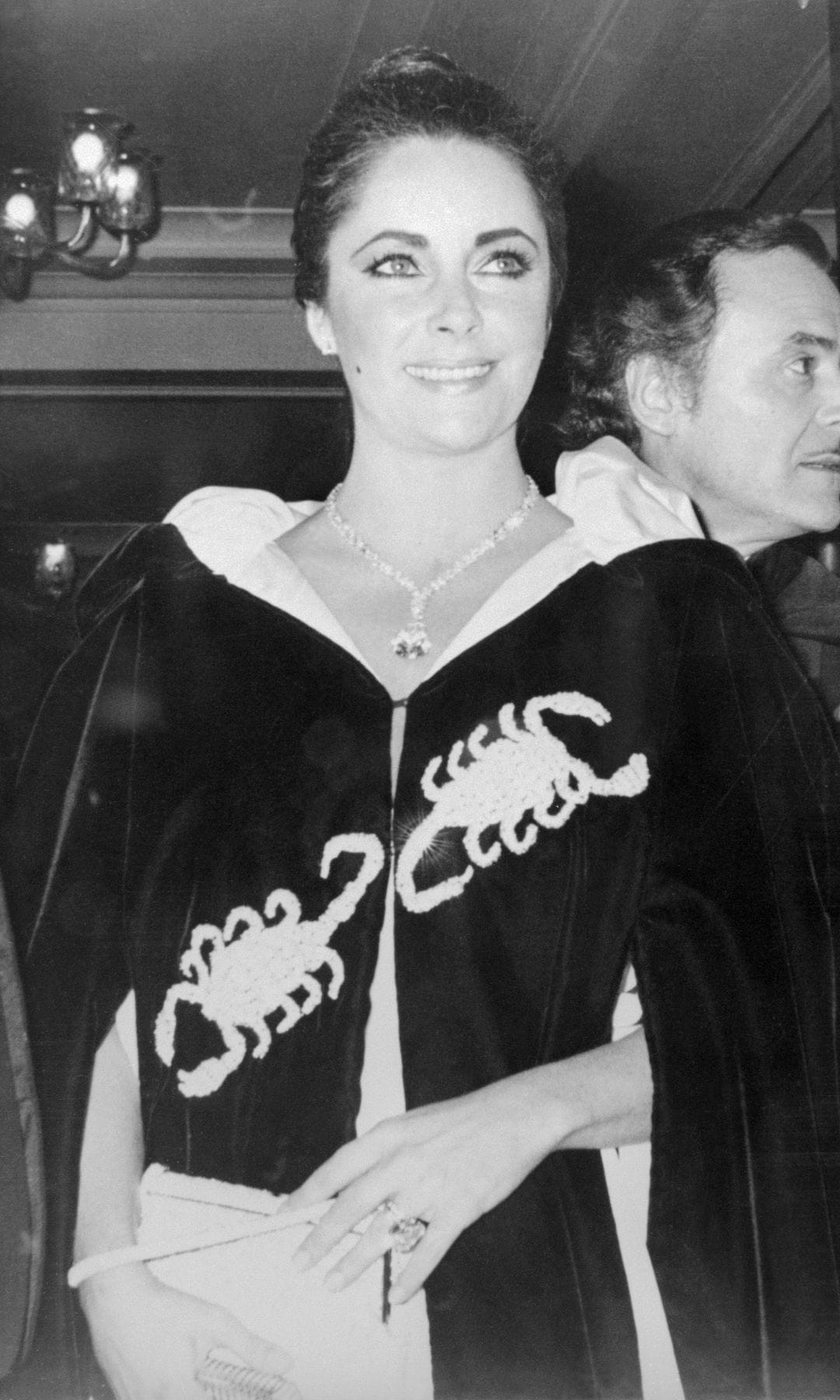 Elizabeth Taylor en la fiesta, a la que acudió con el comentado diamante en forma de pera que le había regalado su entonces marido, Richard Burton