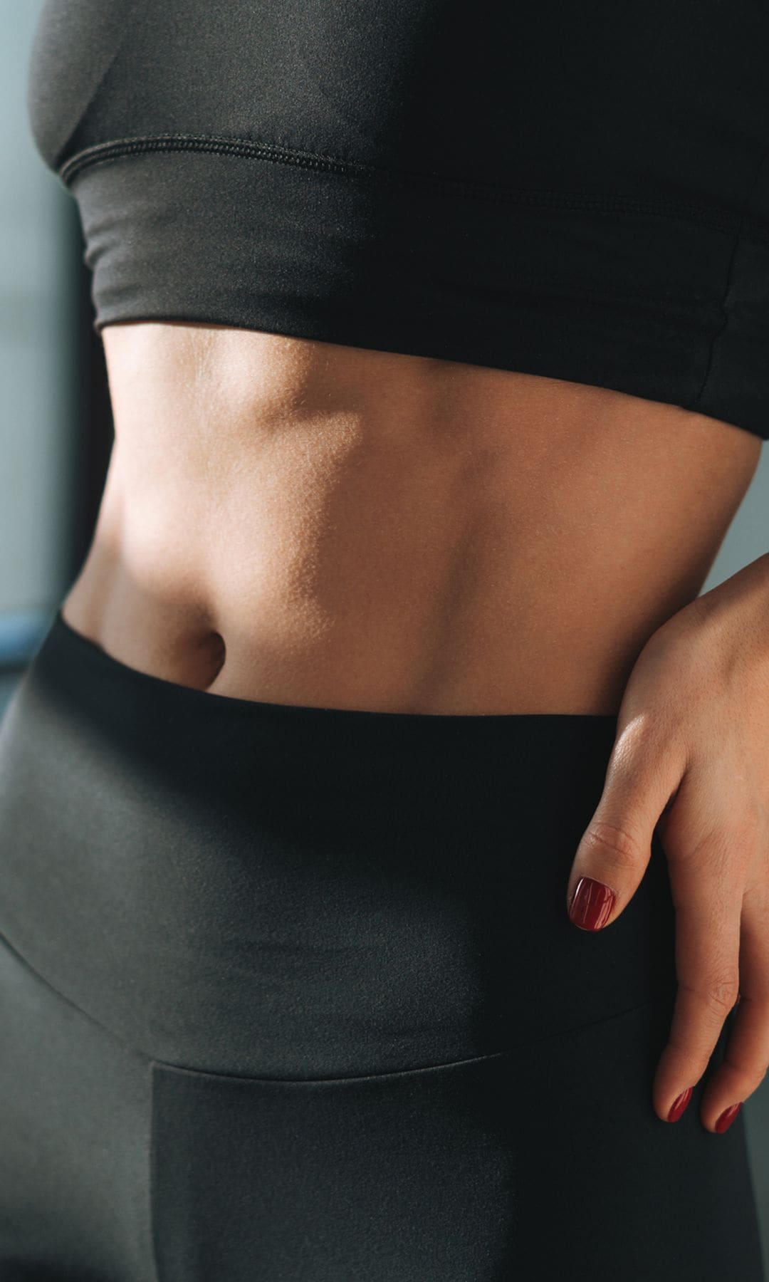 Mujer con abdomen plano