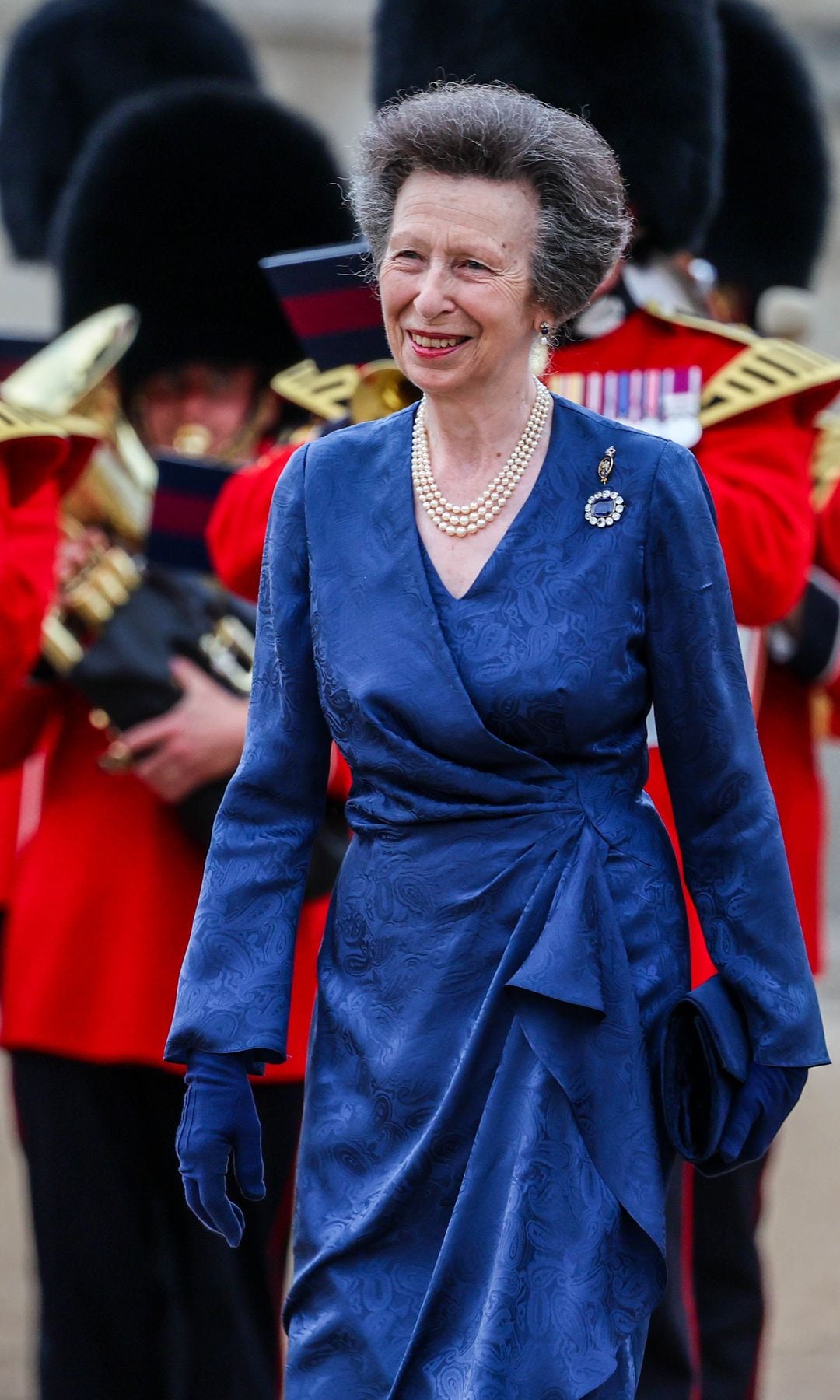 La princesa Ana en Household Division Musical Spectacular 2025 en Londres, con broche de zafiro y diamantes, una joya familiar con historia