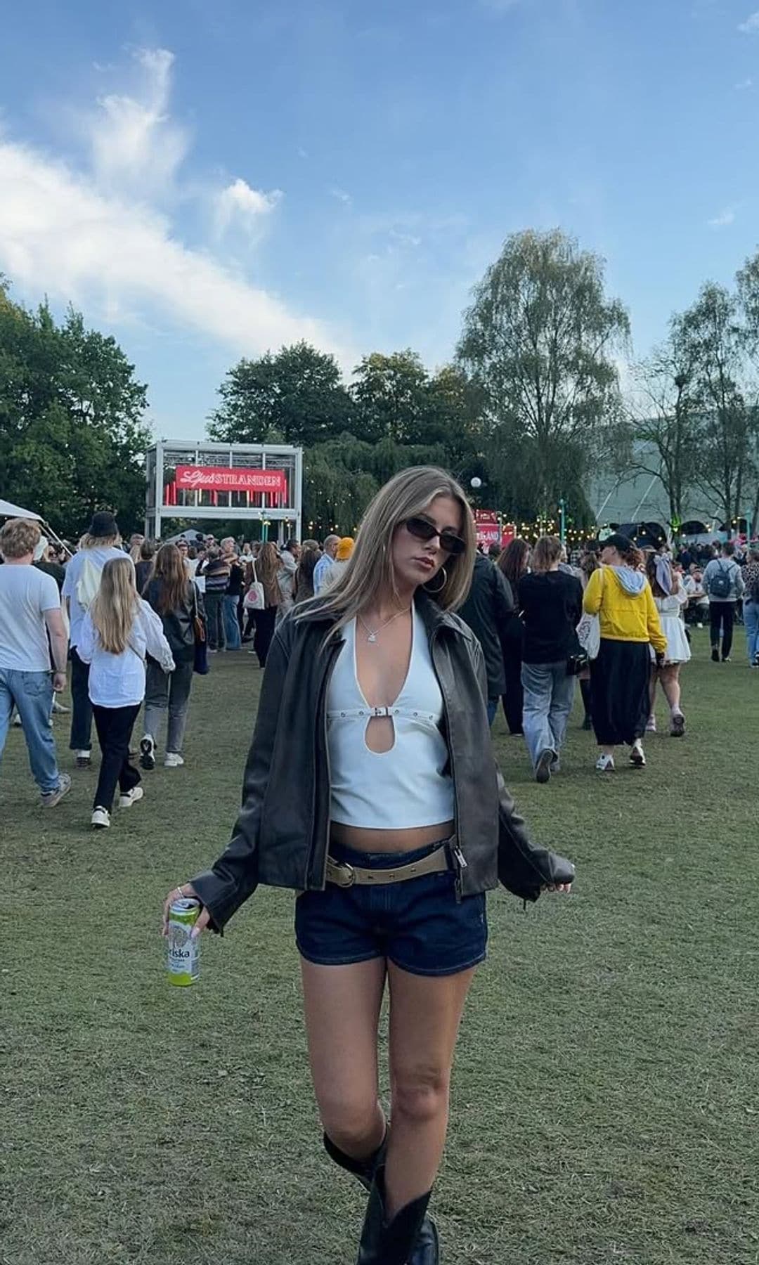 Ni vestidos de gala ni tiaras: esta princesa noruega sorprende en festivales con su top de lentejuelas de Zara