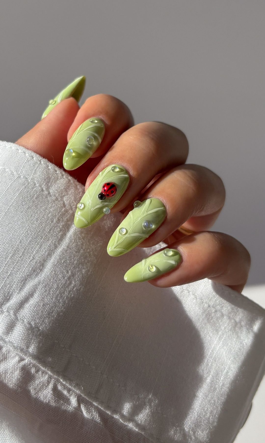 Manicura con mariquitas en relieve