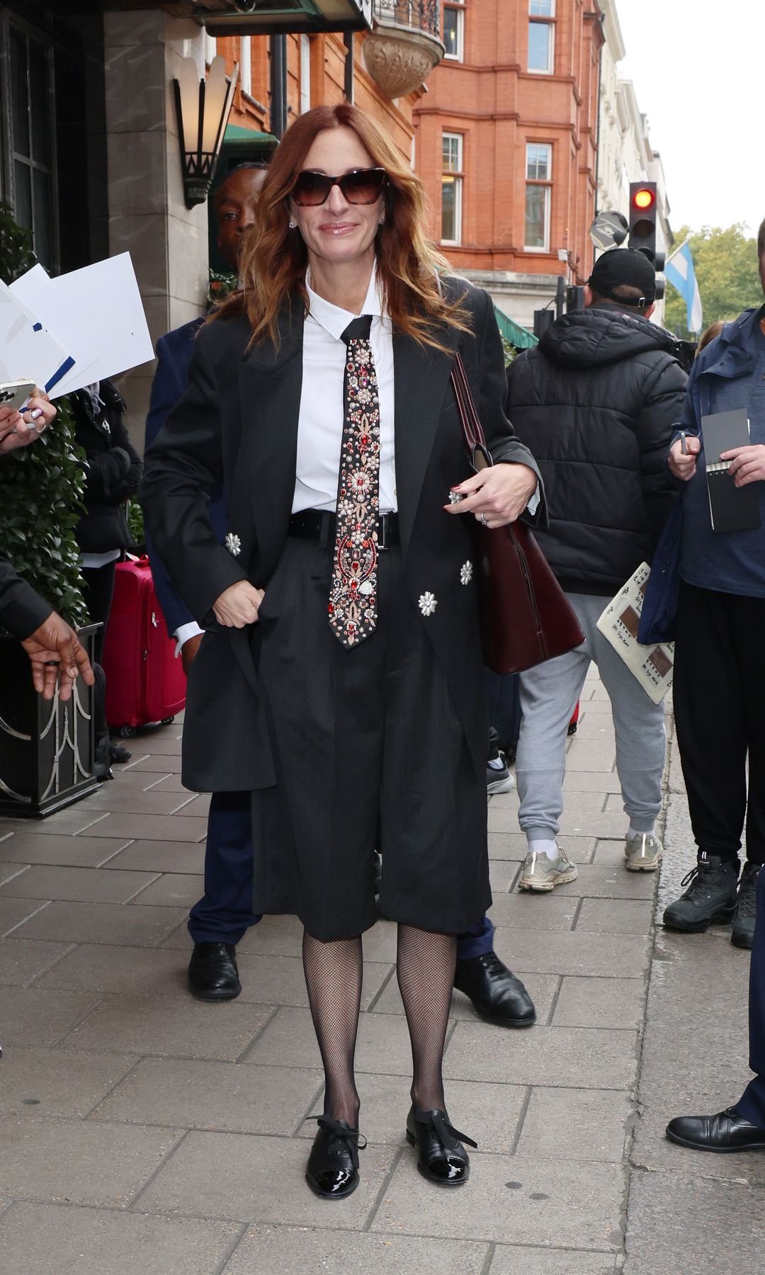 Roberts apostó por bermudas para su gira promocional en Londres.