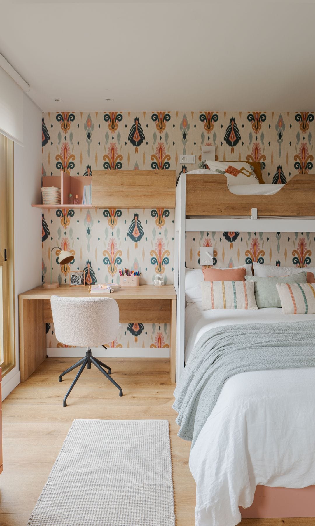 Dormitorio juvenil con varias camas
