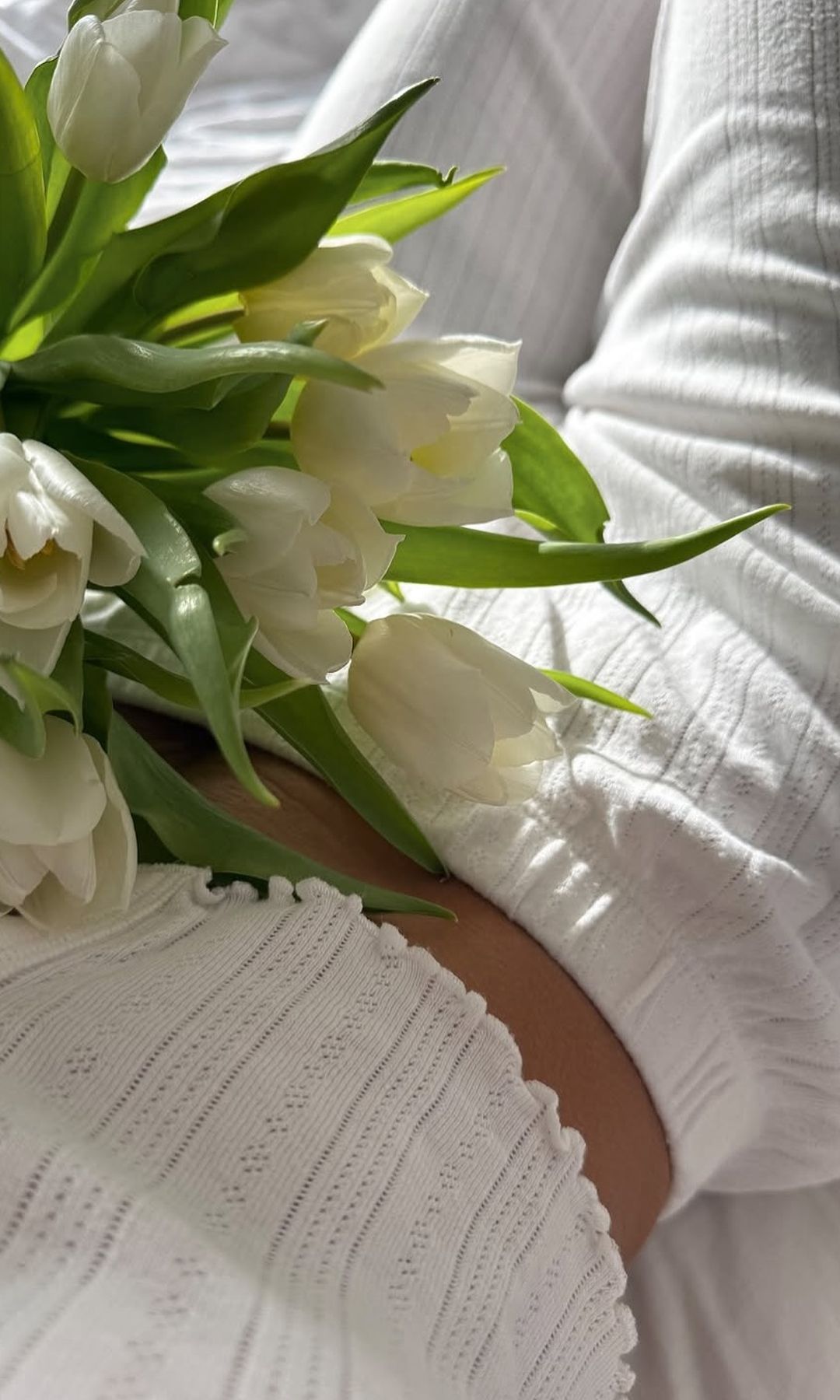 La influencer ewelona.k en pijama con flores en la cama