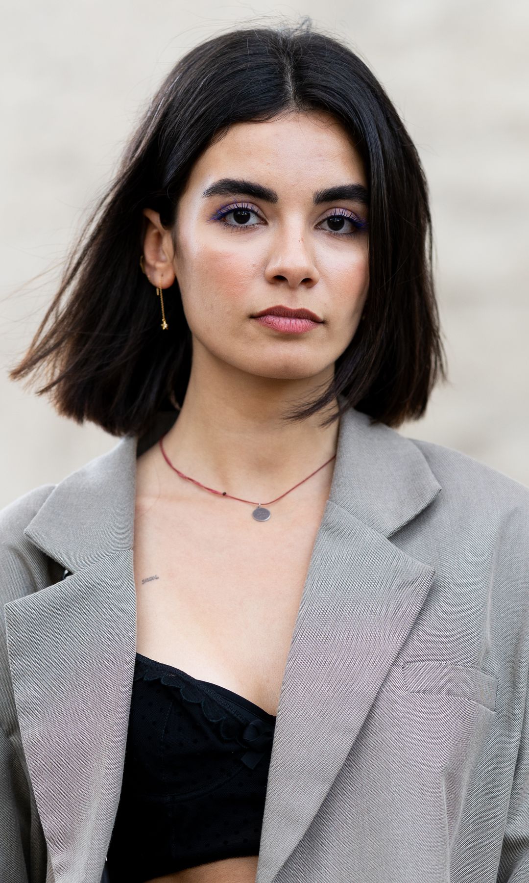 Mujer con cabello corto
