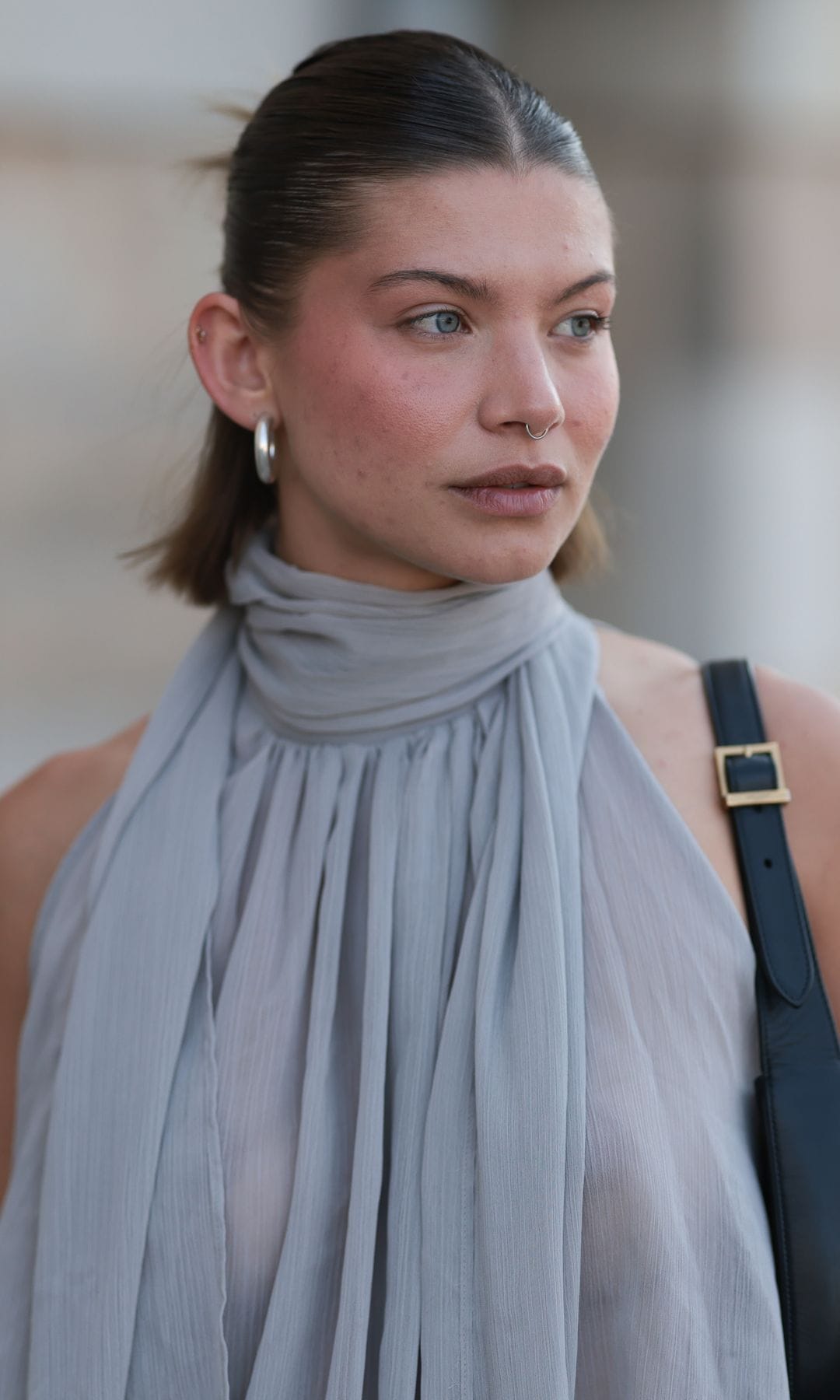 Mujer con pelo corto y castaño