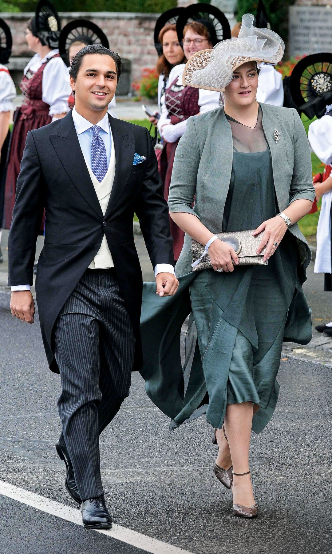 Victoria de Hohenlohe, duquesa de Medinaceli, y su marido, Maxime Corneille, camino de la catedral