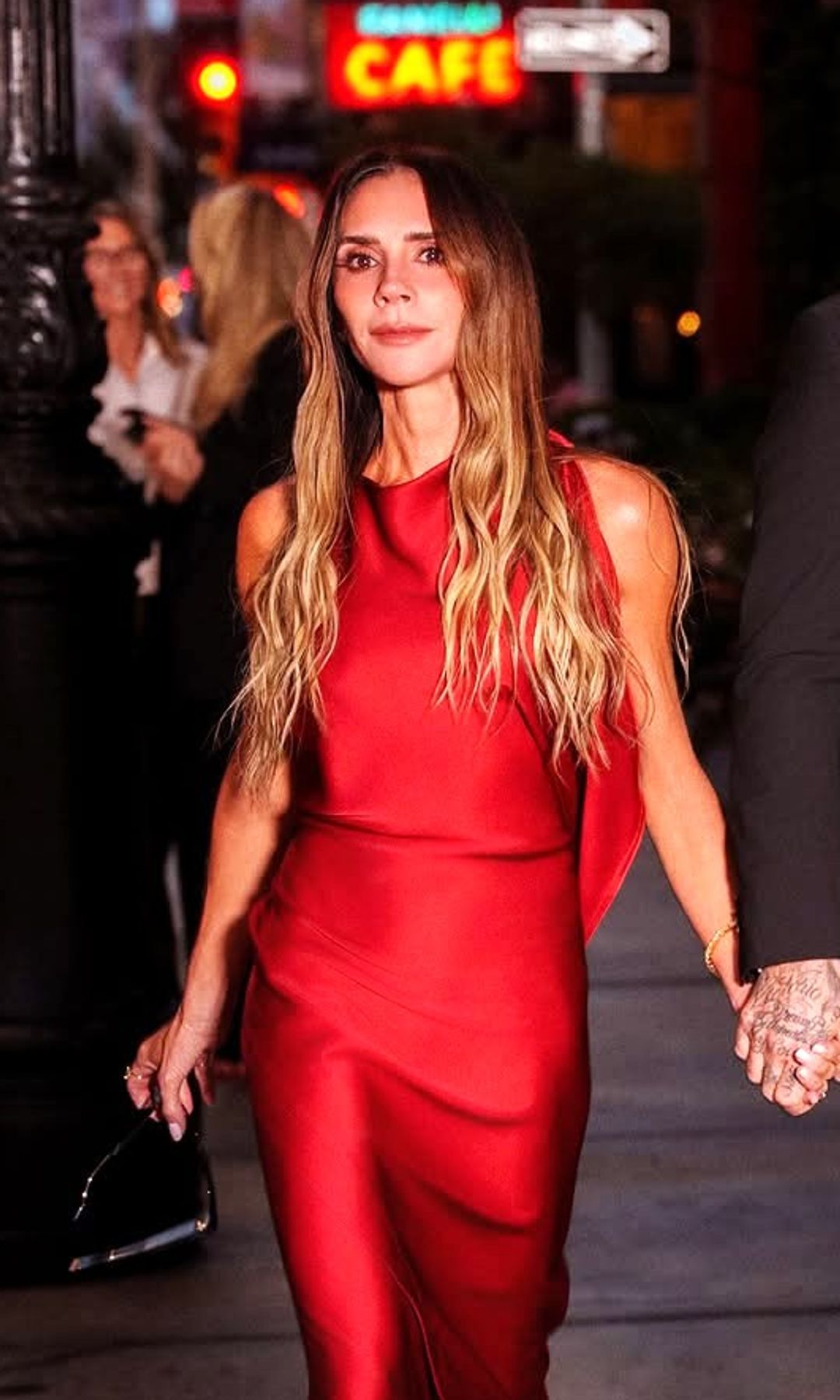 ​​Victoria Beckham, espectacular con un vestido rojo de seda junto a David en una noche clave para su imperio de belleza