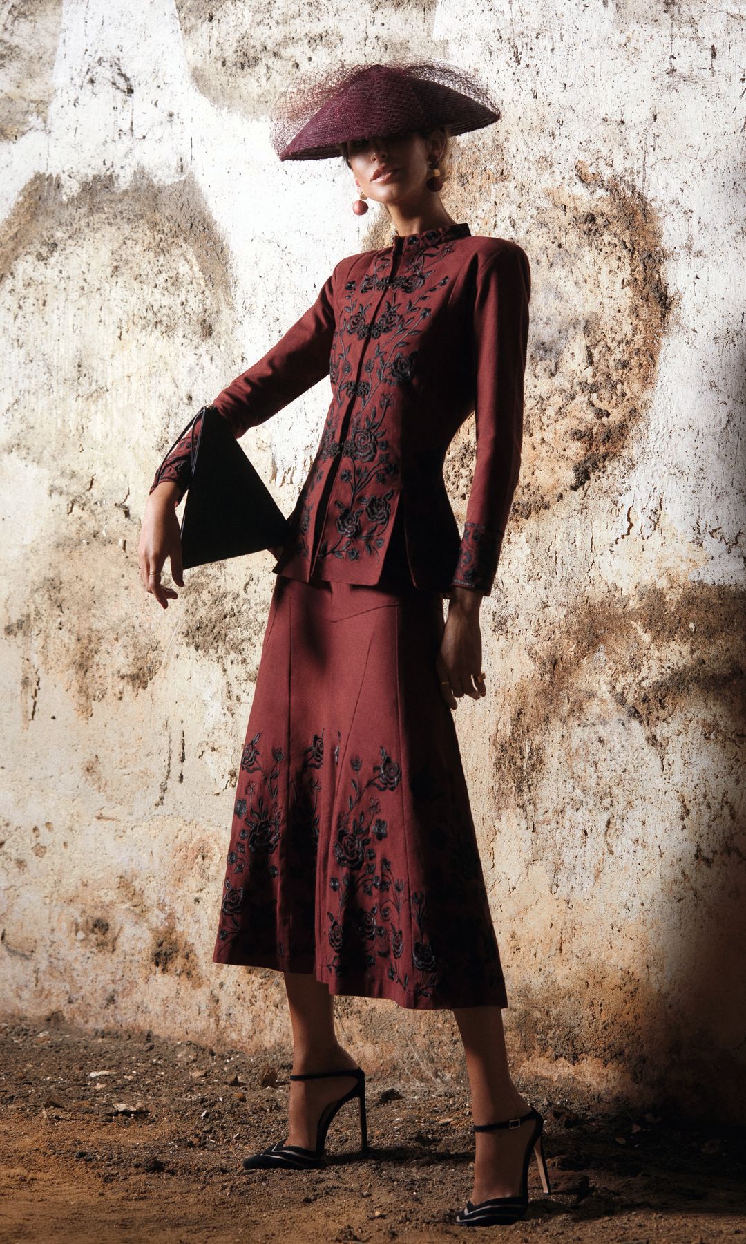 Inés Domecq nos inspira con este look de invitada, perfecto para las bodas de otoño-invierno, formado por conjunto y bolso, de IQ Collection; pendientes, de Fahoma; zapatos de tacón, de Franjul, y tocado, de Mimoki