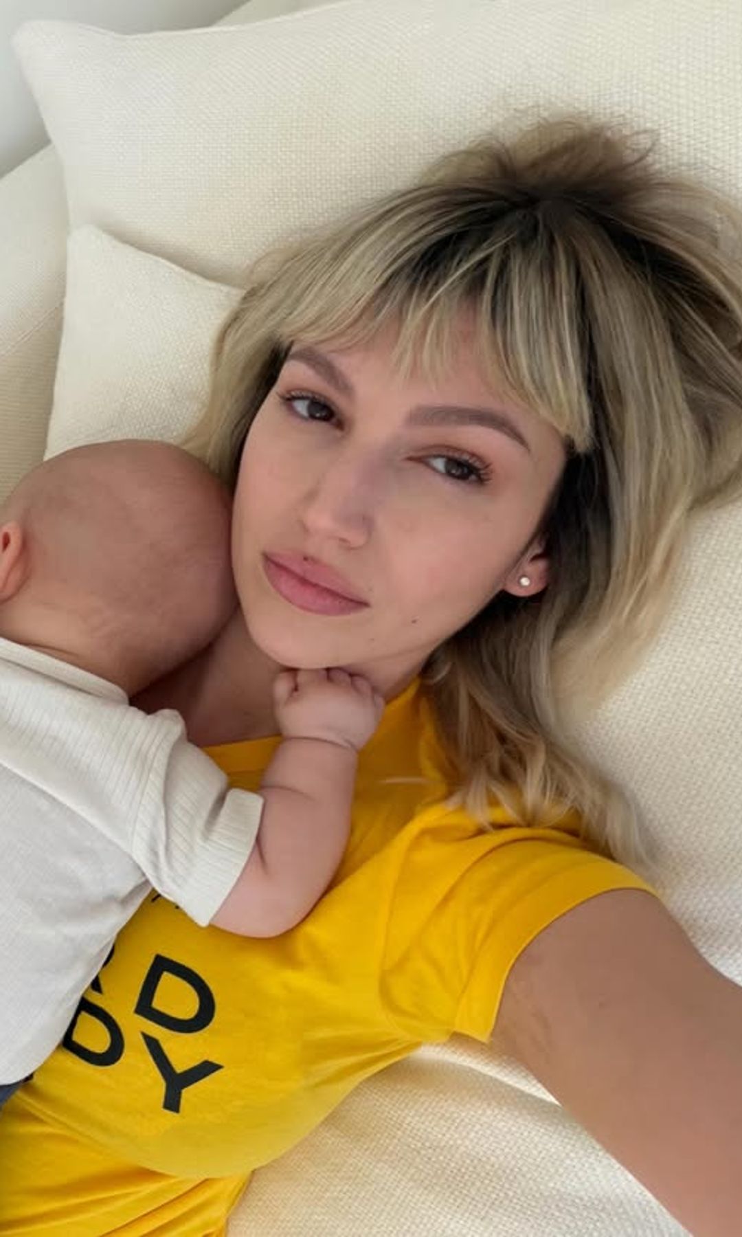 Ursula Corberó descansando con su bebé en brazos en el sofá