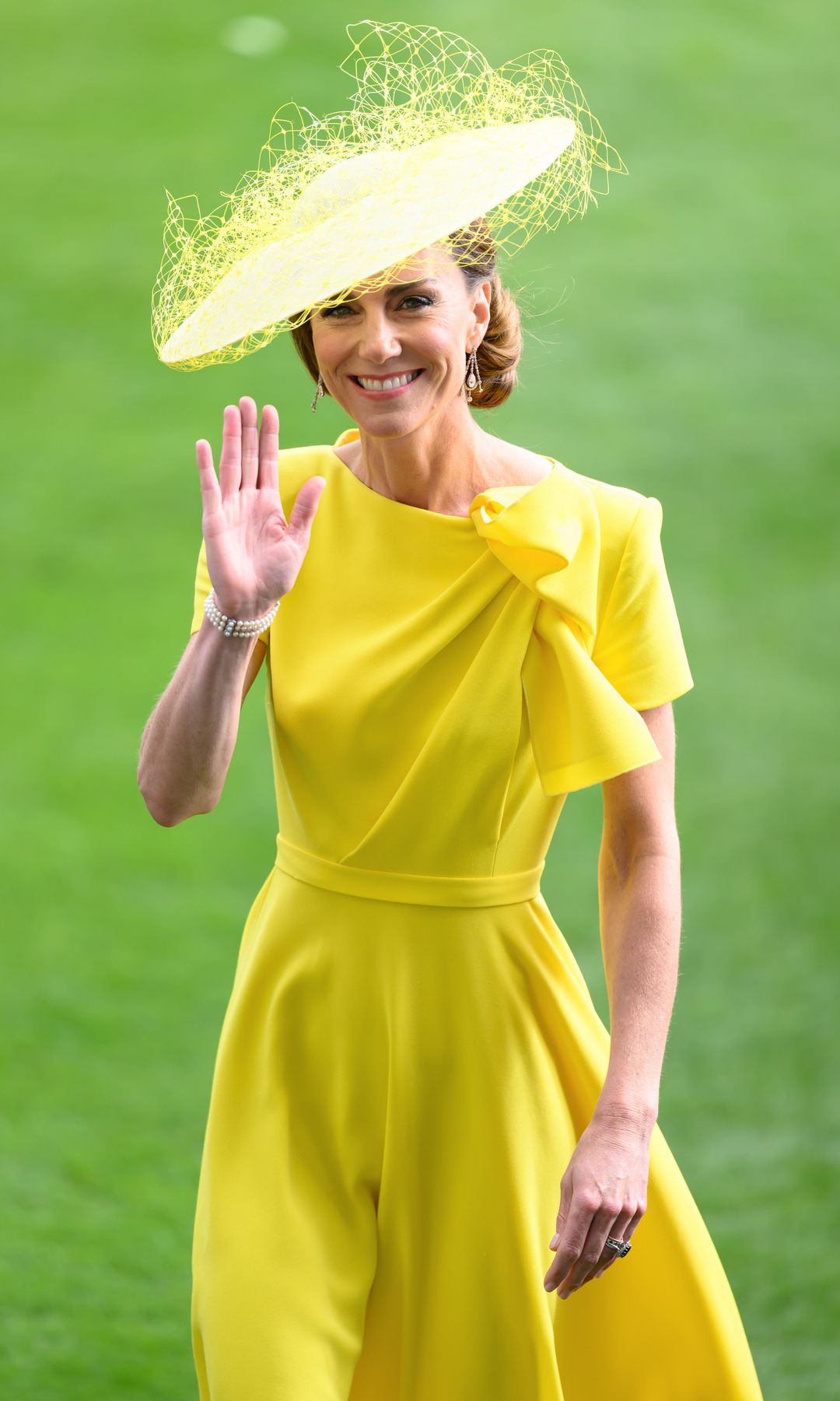 Kate Middleton regresa a Ascot por todo lo alto con un impresionante look amarillo y tocado con velo de red