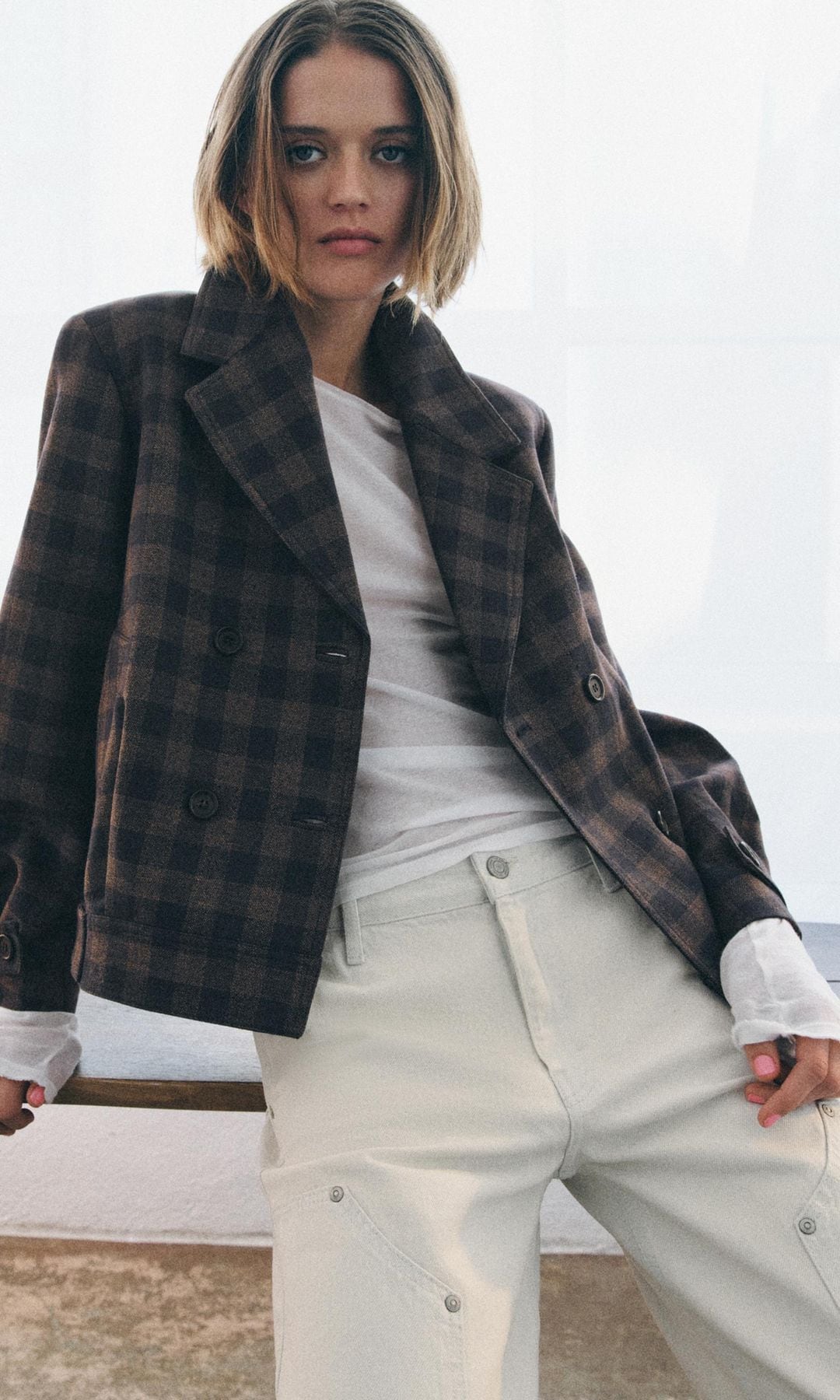 modelo con manicura rosa