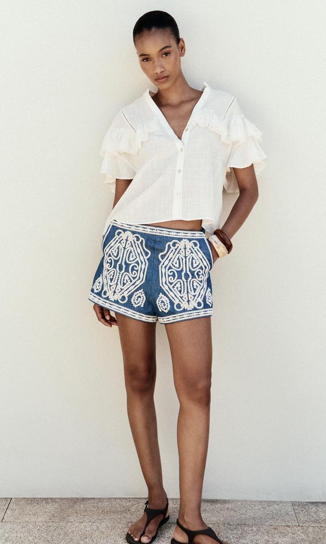 camisa blanca con volantes