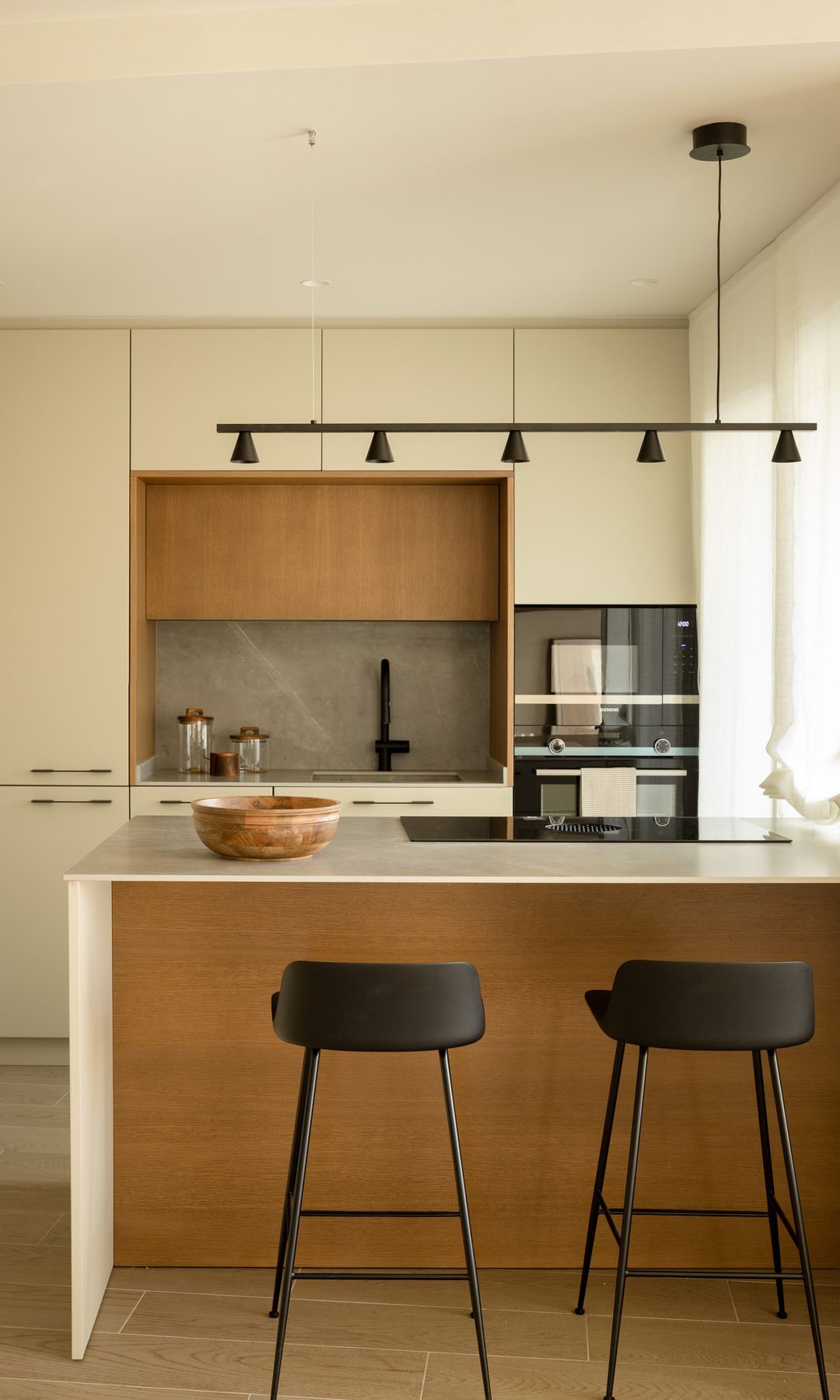 Cocina pequeña con península, diseño del estudio IN56 Interiorismo
