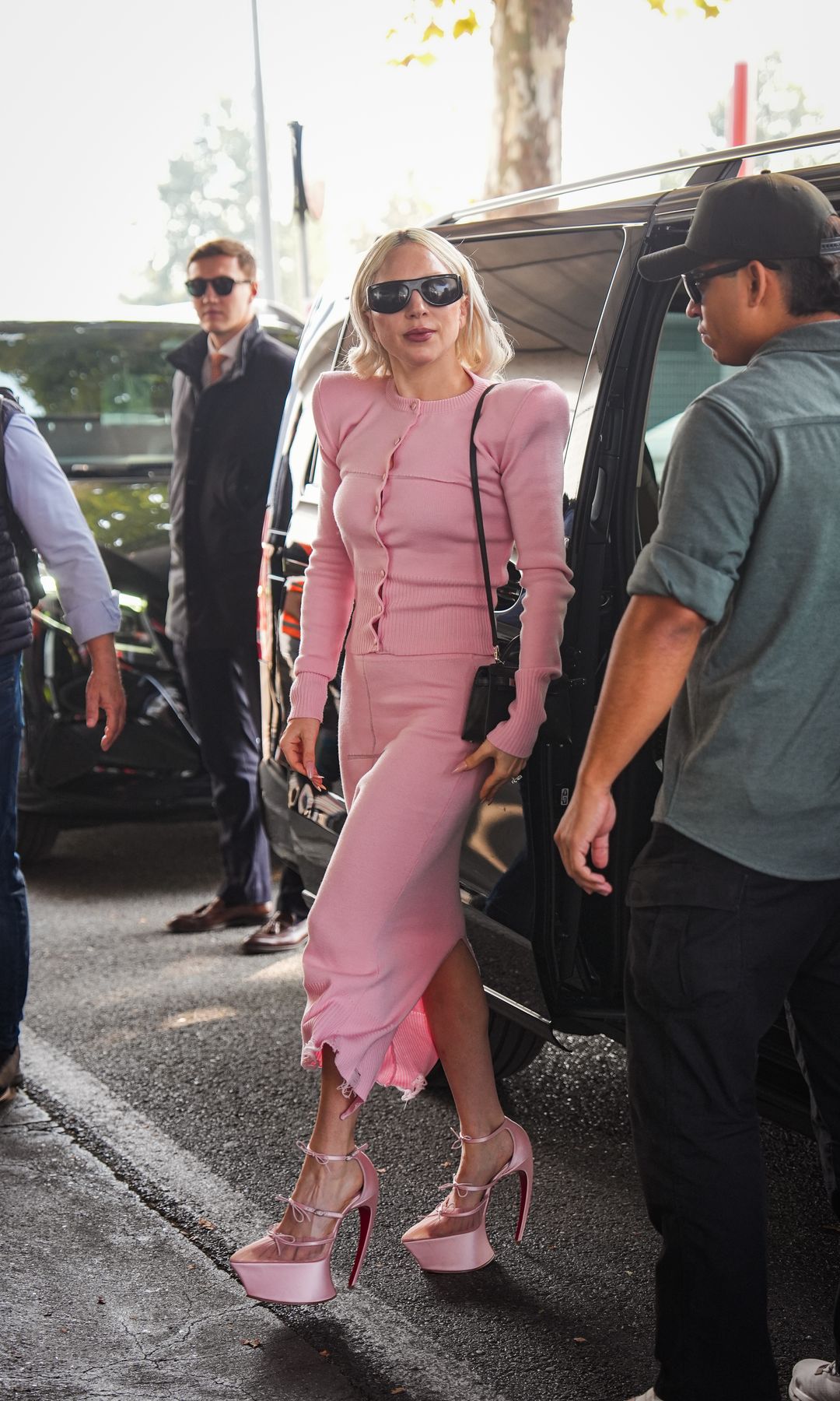 Lady Gaga llegando a Milán, donde se está filmando "El Diablo viste a la moda 2"