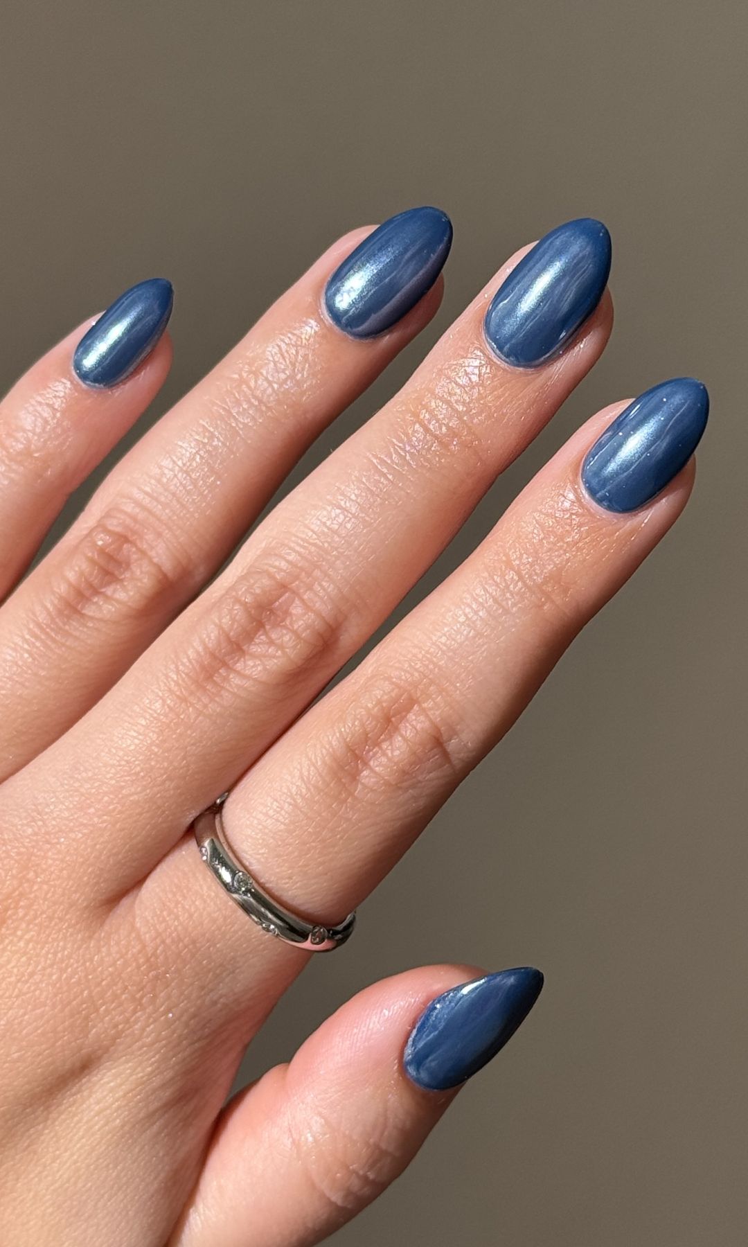 Manicura cromada en color azul marino