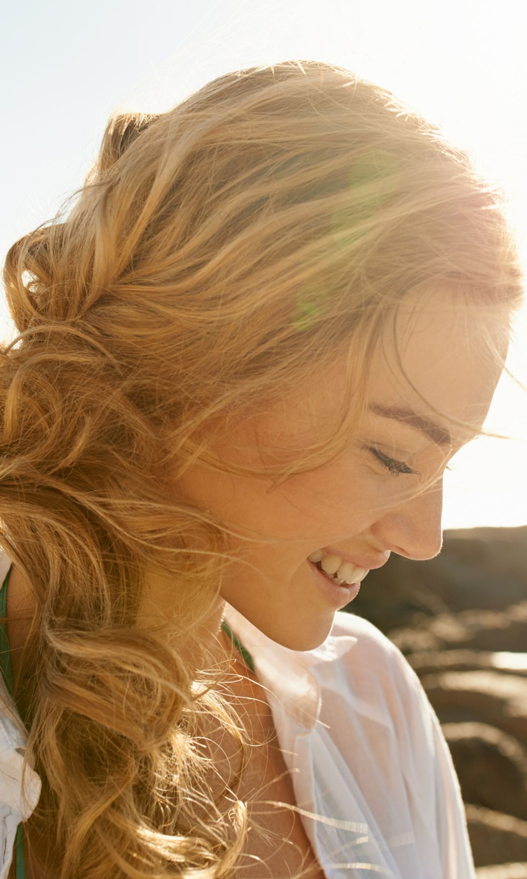 Mujer sonriendo en una playa