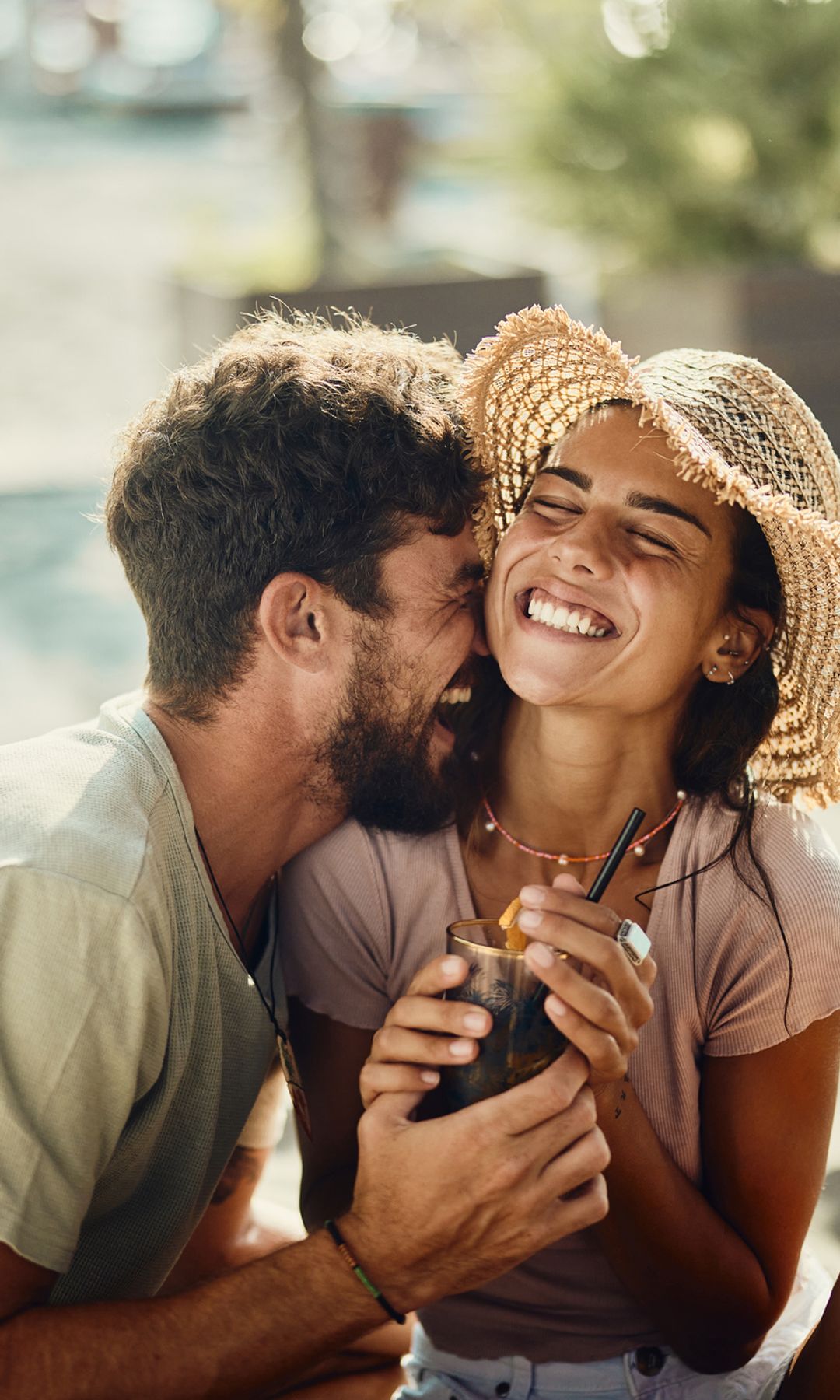 Joven pareja divirtiéndose en la playa